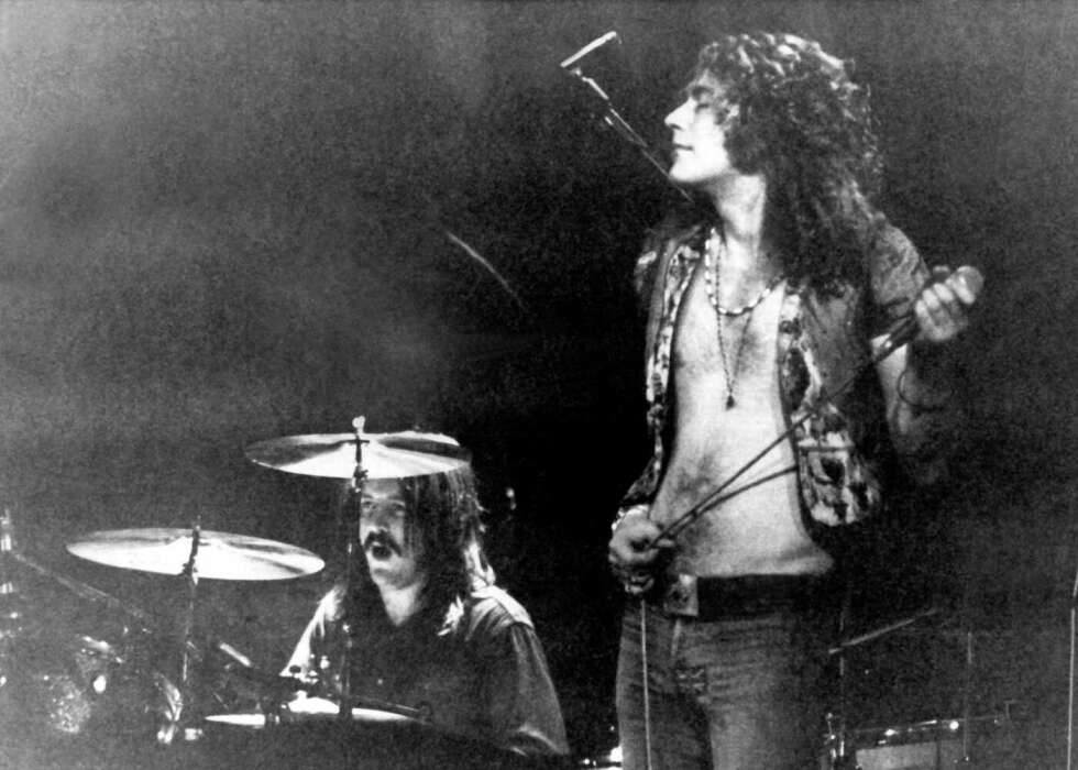 Der Sänger und Drummer von Led Zeppelin auf der Bühne