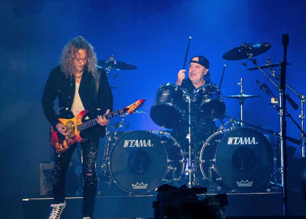 Der Gitarrist und Drummer von Metallica auf der Bühne