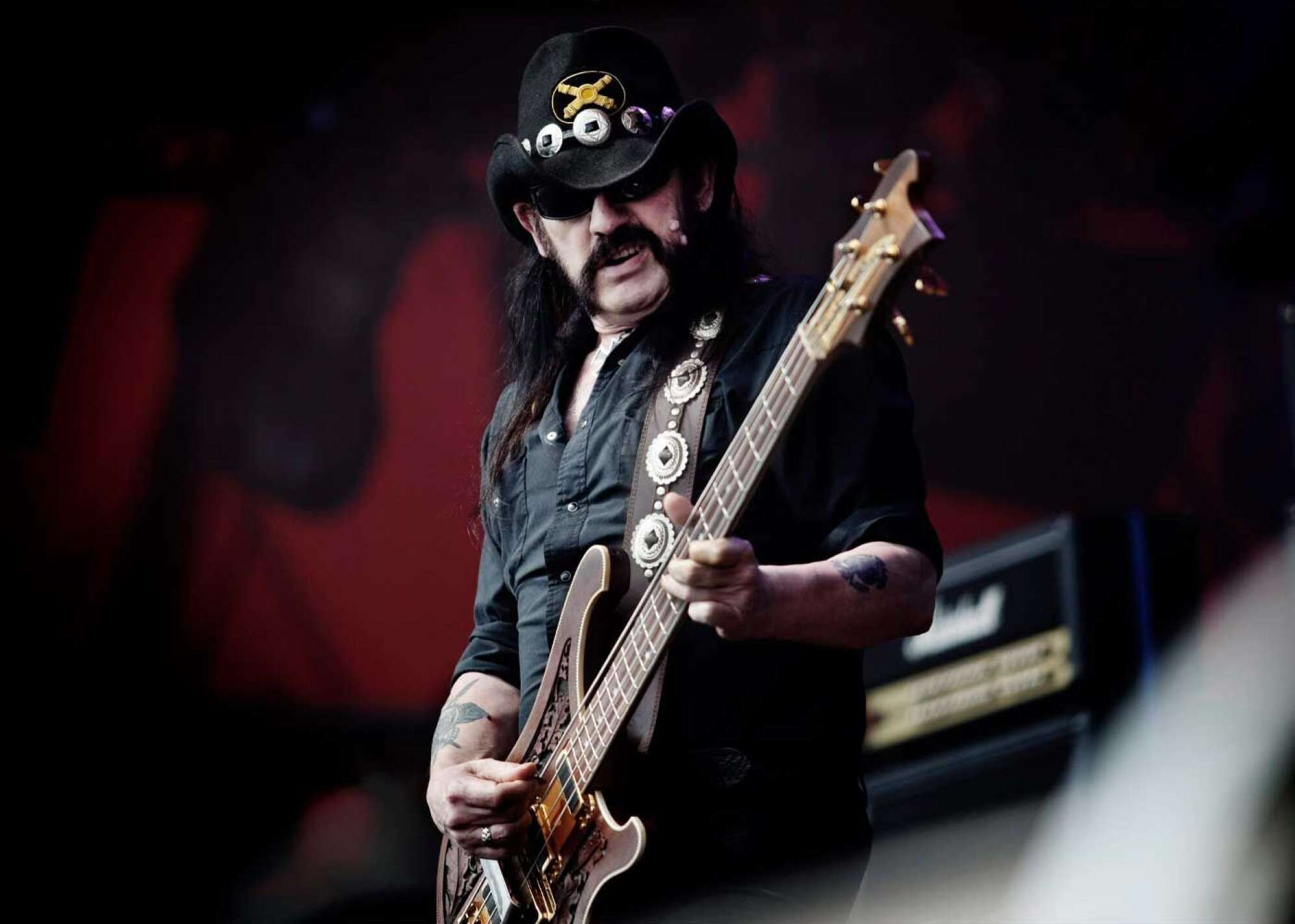 Lenny von Motörhead spielt Gitarre bei einem Auftritt