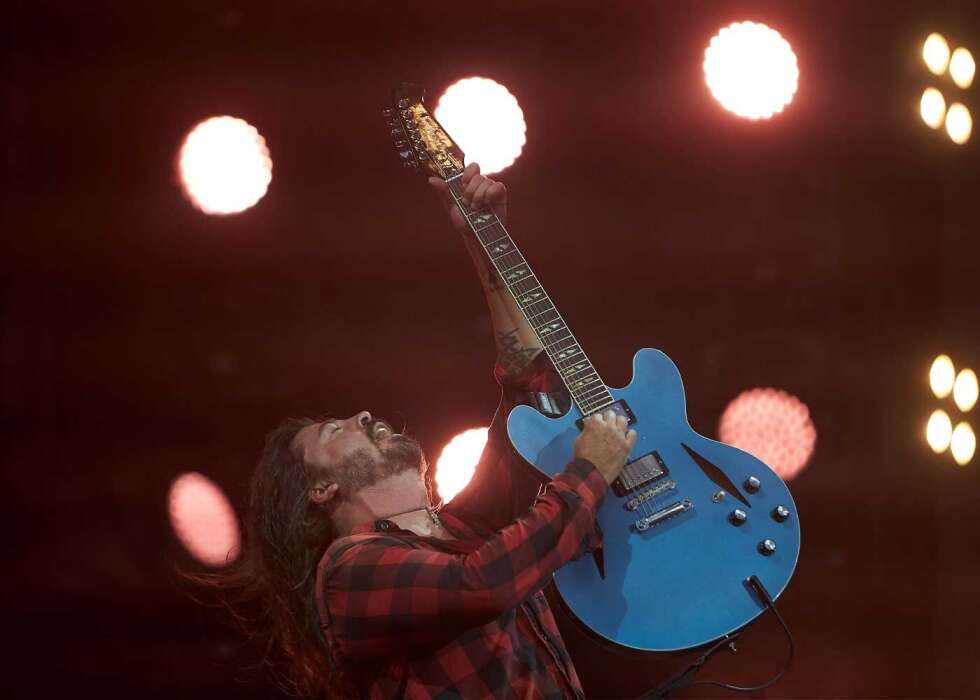 Dave Gohl von den Foo Fighters, der Gitarre spielt