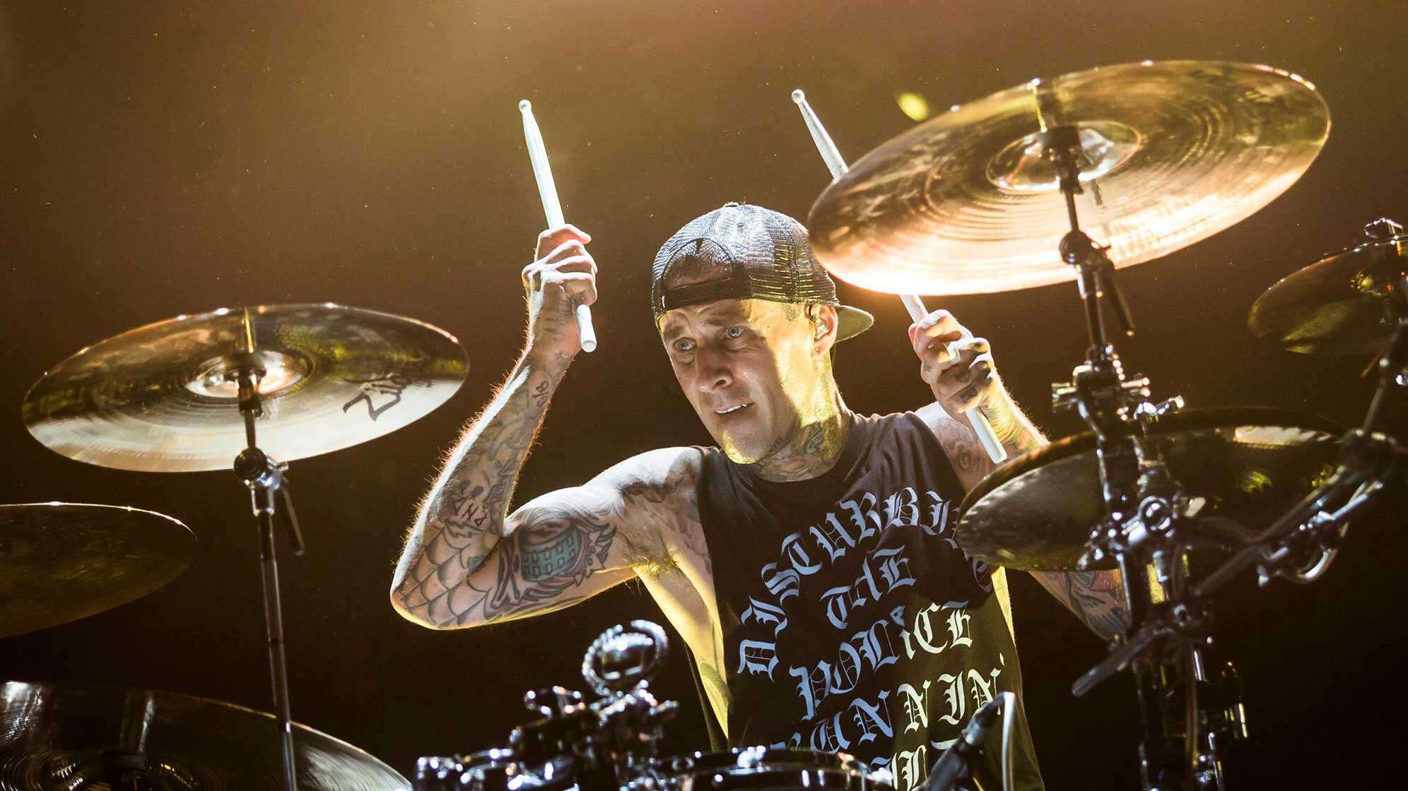 Drummer Travis Barker von der US Rockband Blink-182 trommelt bei einem Konzert am 11. August 2014.