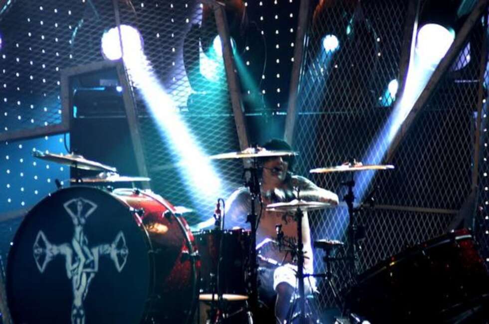 Tommy Lee spielt Schlagzeug