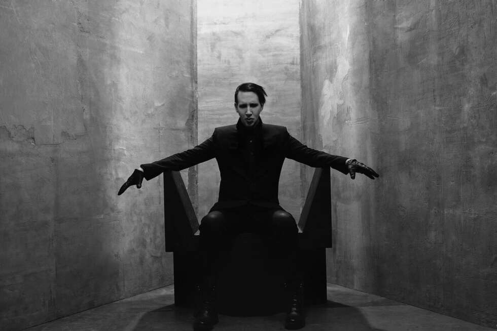 Marilyn Manson auf einem Sessel
