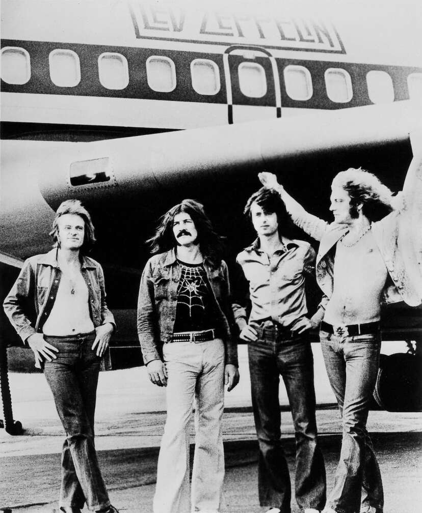 Led Zeppelin vor einem Flugzeug