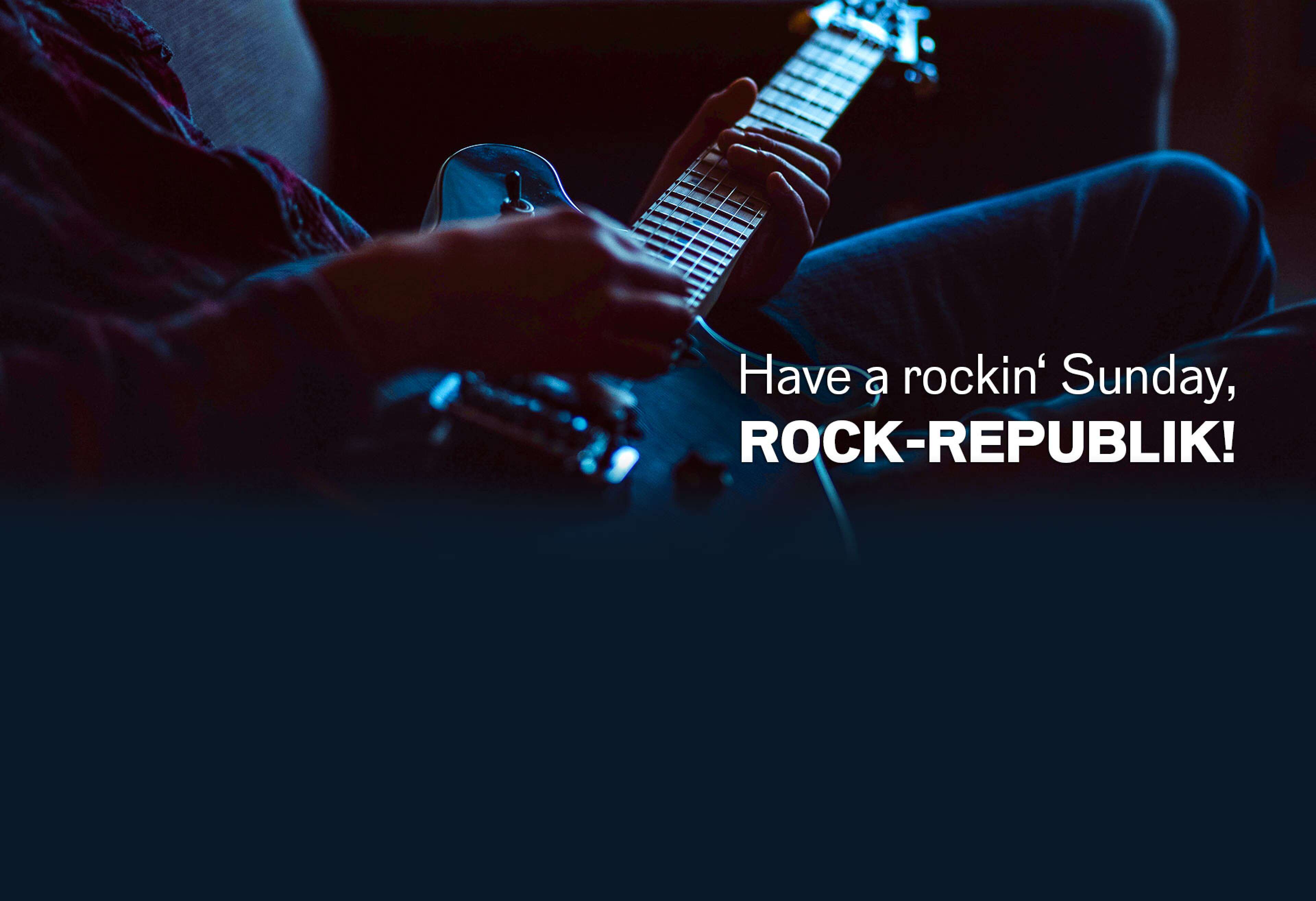 Mann mit Gitarre auf der Couch, Text: Have a rockin Sunday, Rock-Republik!