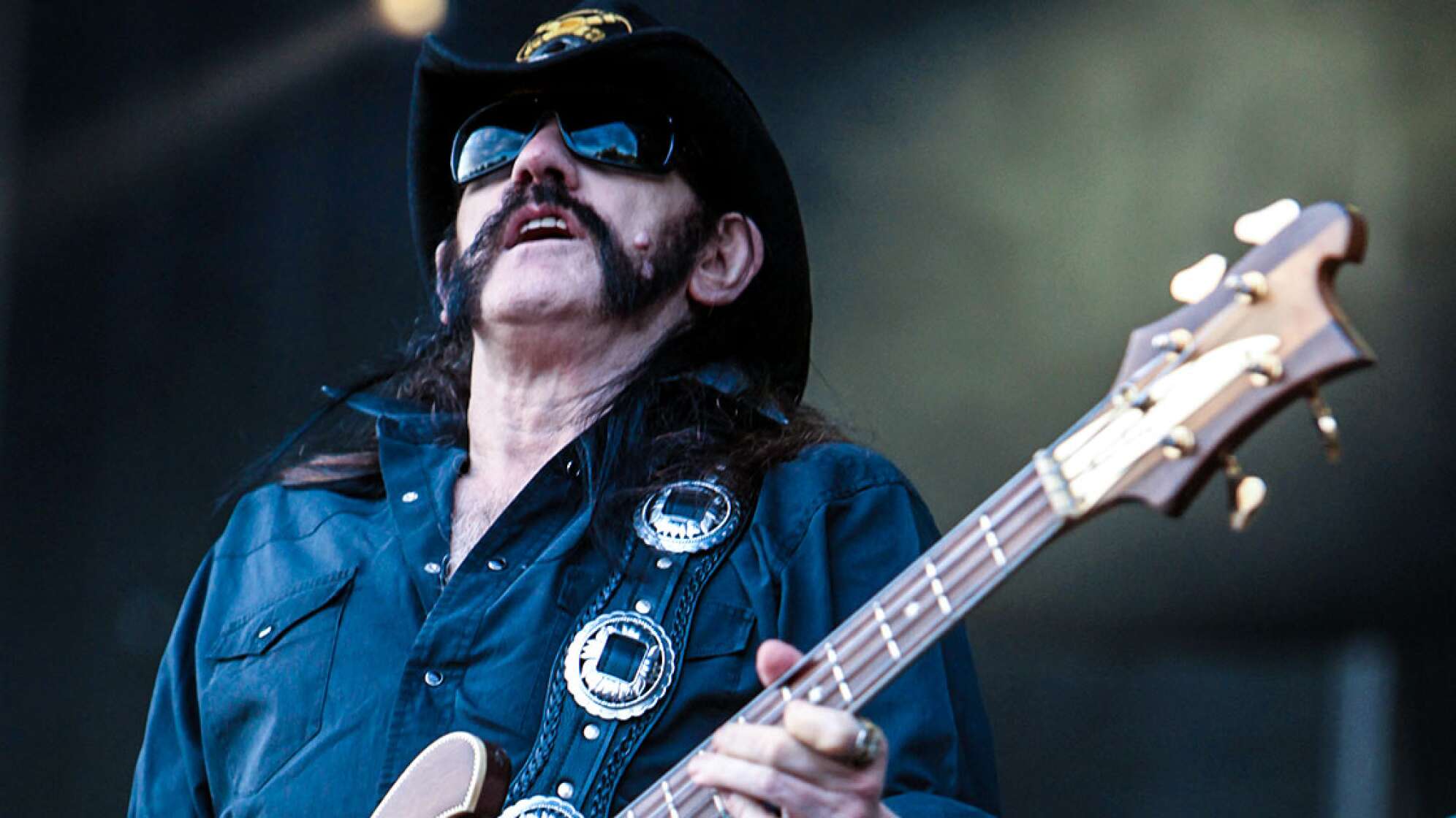 Lemmy Kilmister mit einer Gitarre