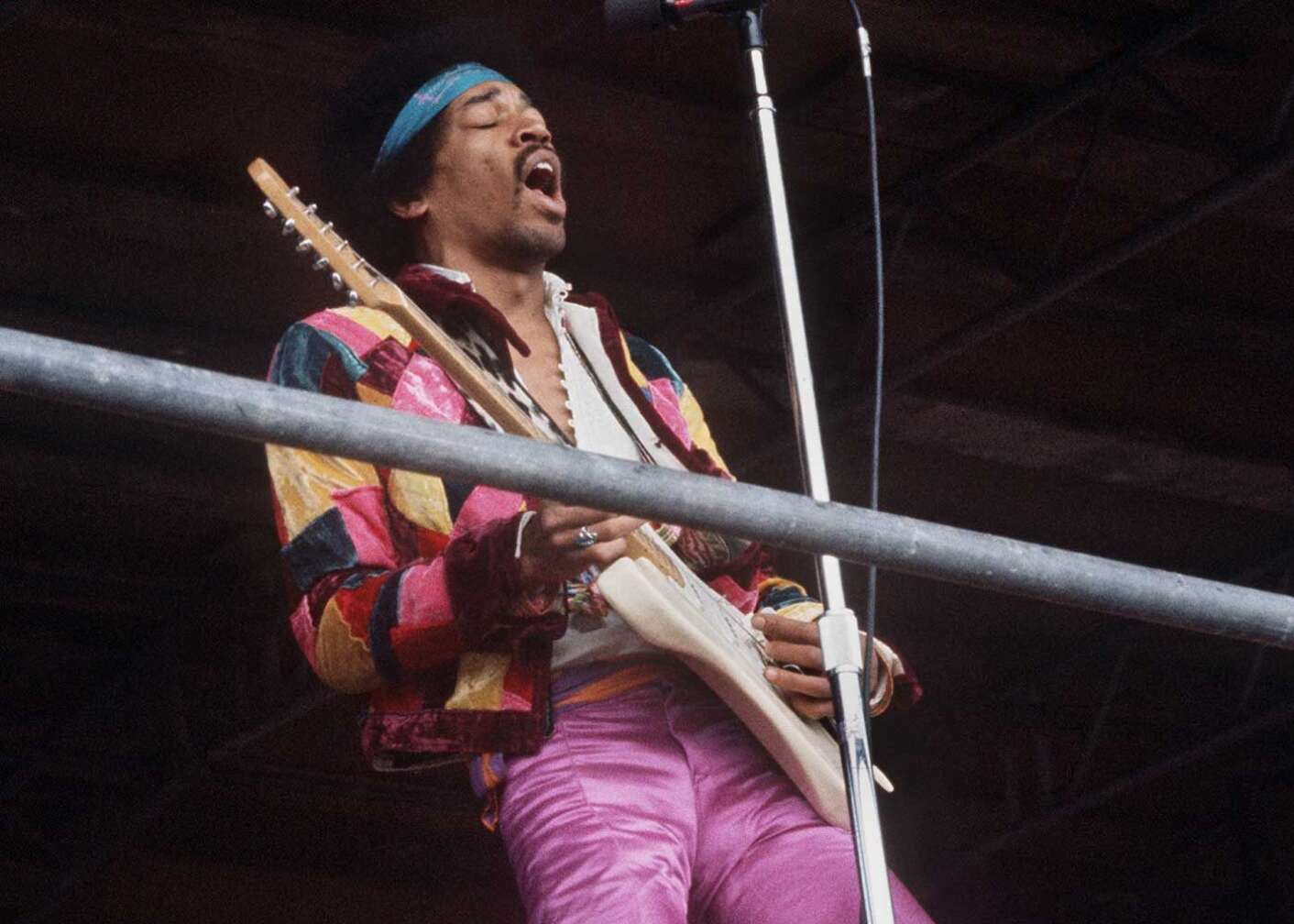 Jimi Hendrix mit einer Gitarre