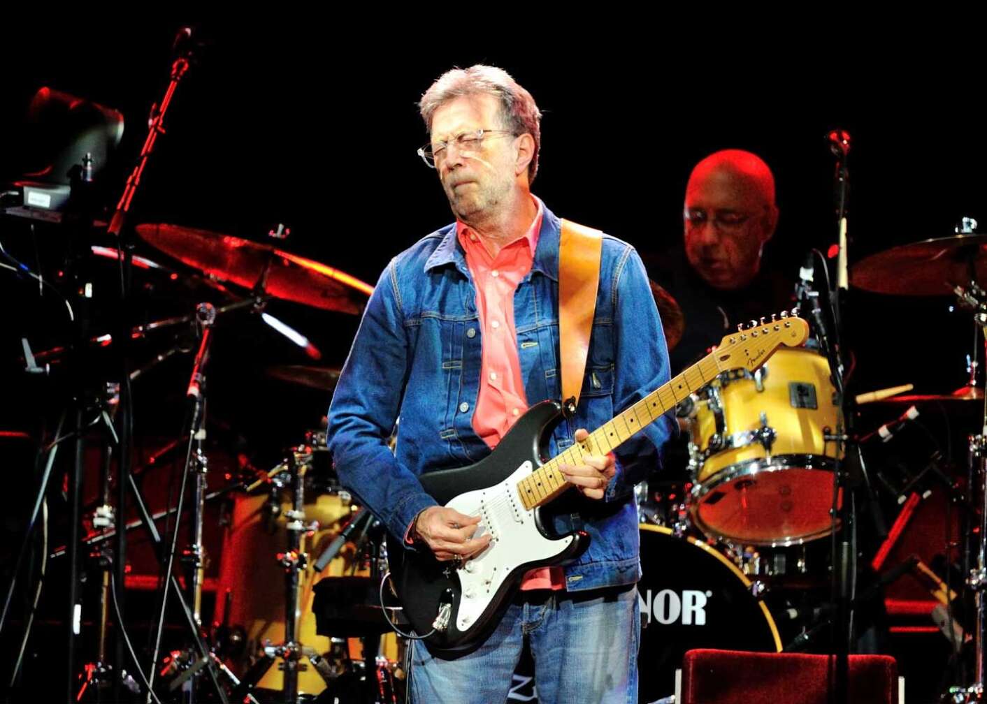 Eric Clapton mit einer Fender-Gitarre bei einem Konzert