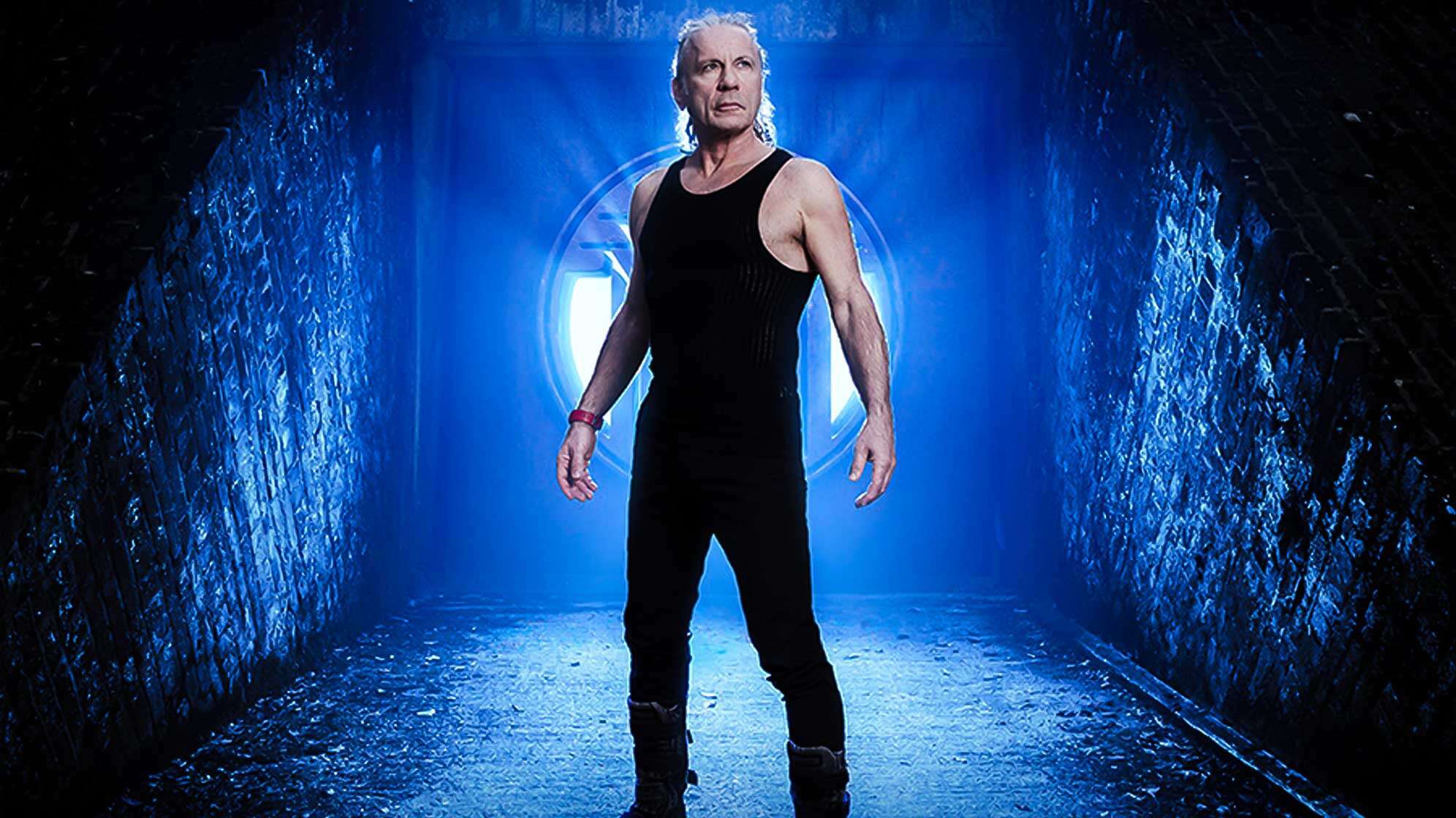 Bruce Dickinson von Iron Maiden posiert für das Cover seines neuen Soloalbums