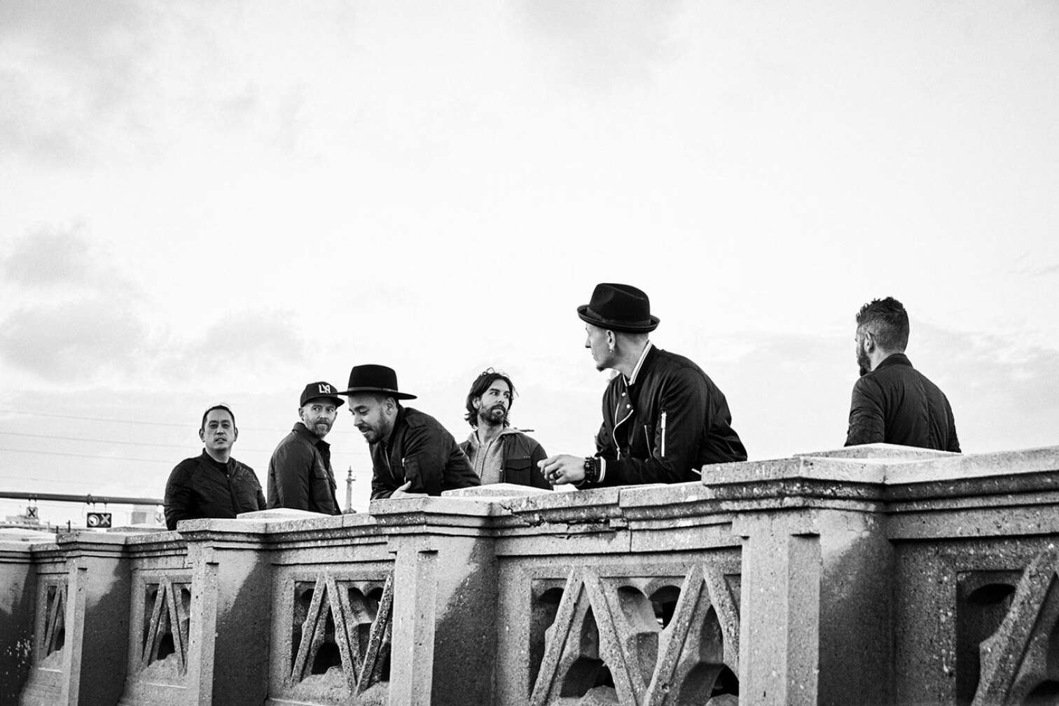 Linkin Park auf einer Brücke