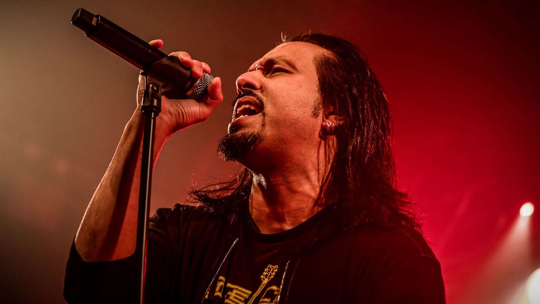 Pop Evil on Stage mit rotem Hintergrund