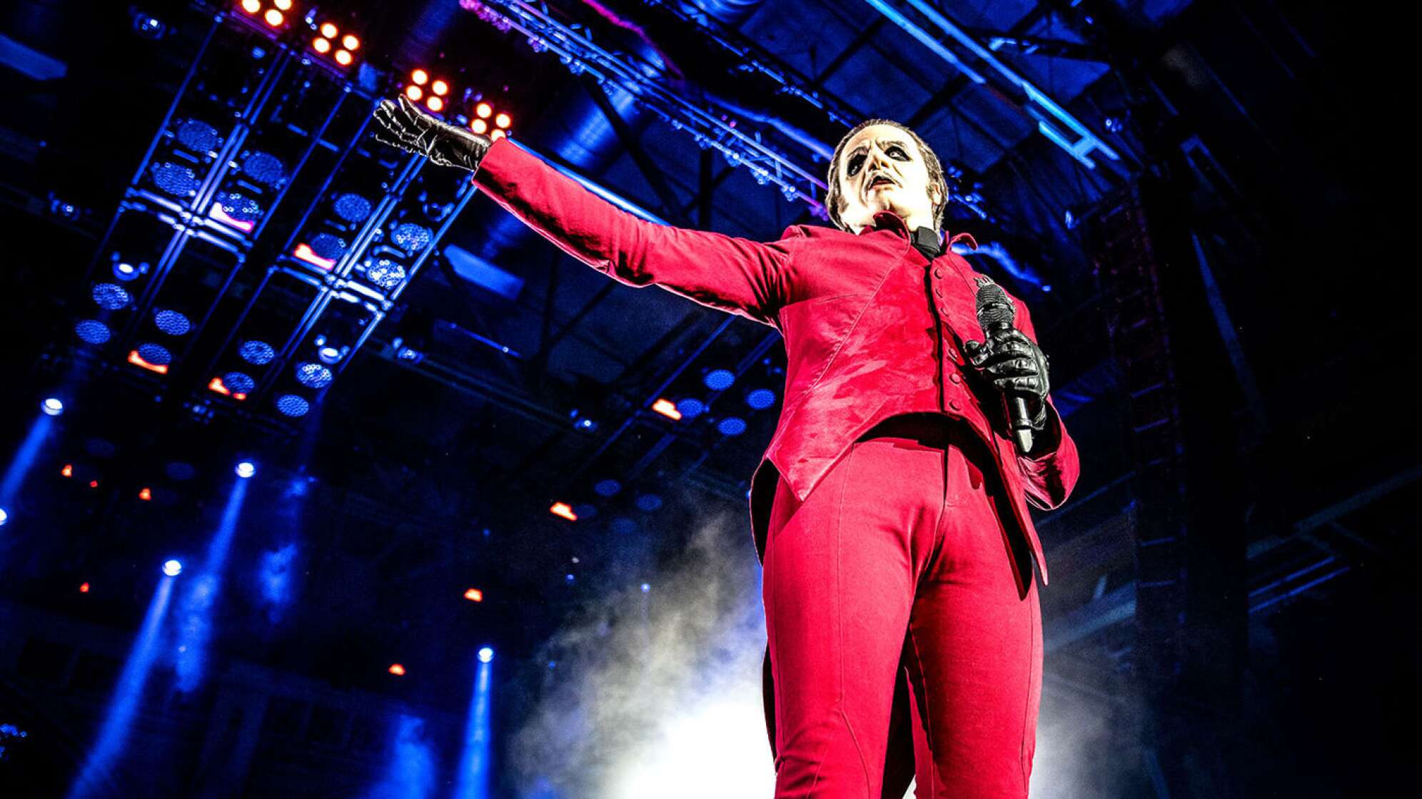Ghost on stage in rotem Anzug