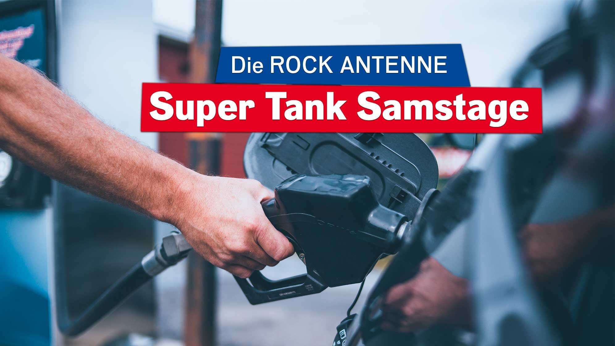 Mann tankt an einer Tankstelle
