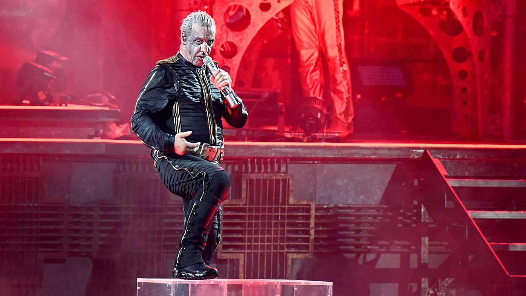 Rammstein Frontmann Till Lindemann auf der Bühne.