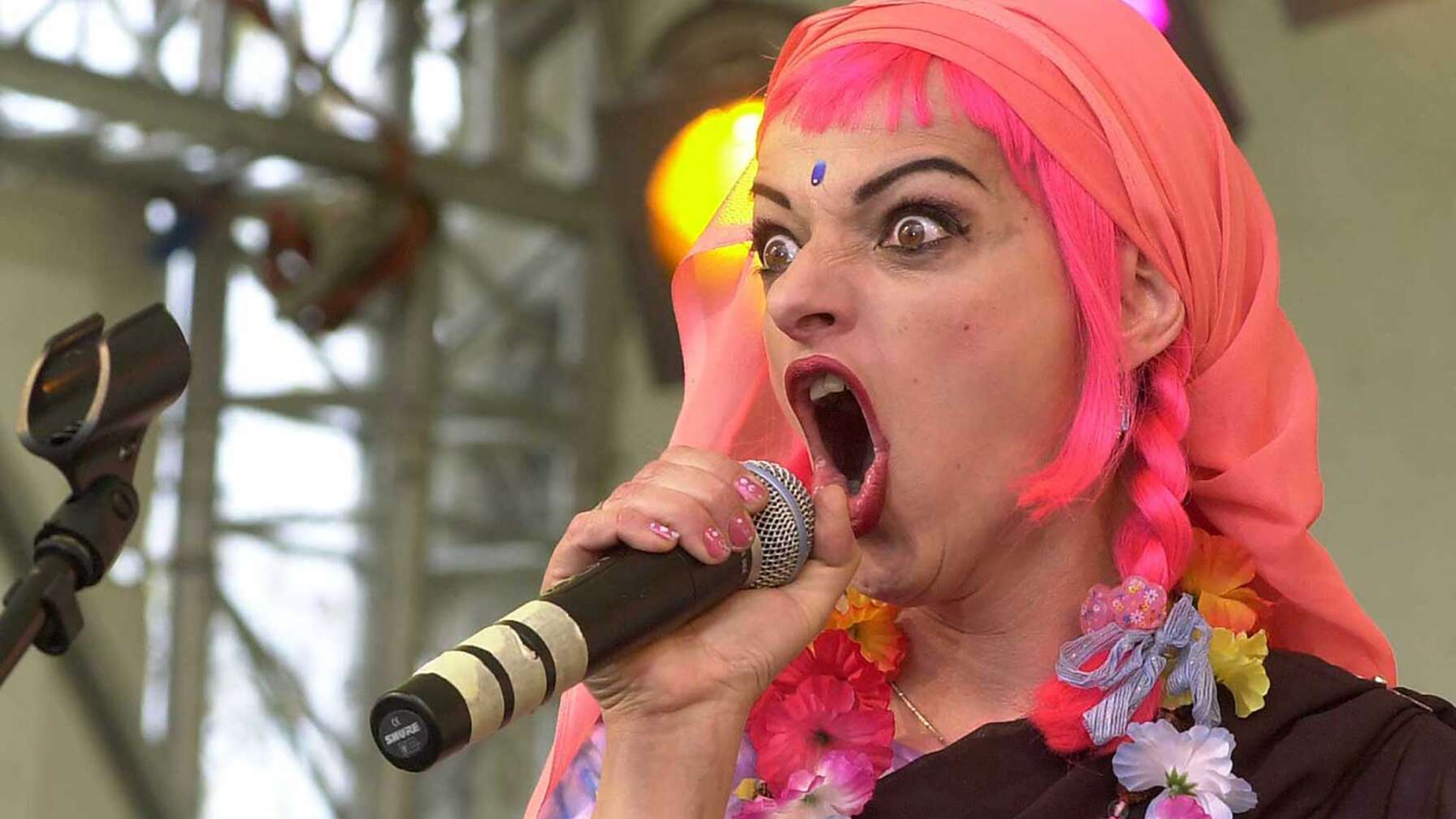 Die Punkrock-Sängerin Nina Hagen singt in ein Mikrofon.