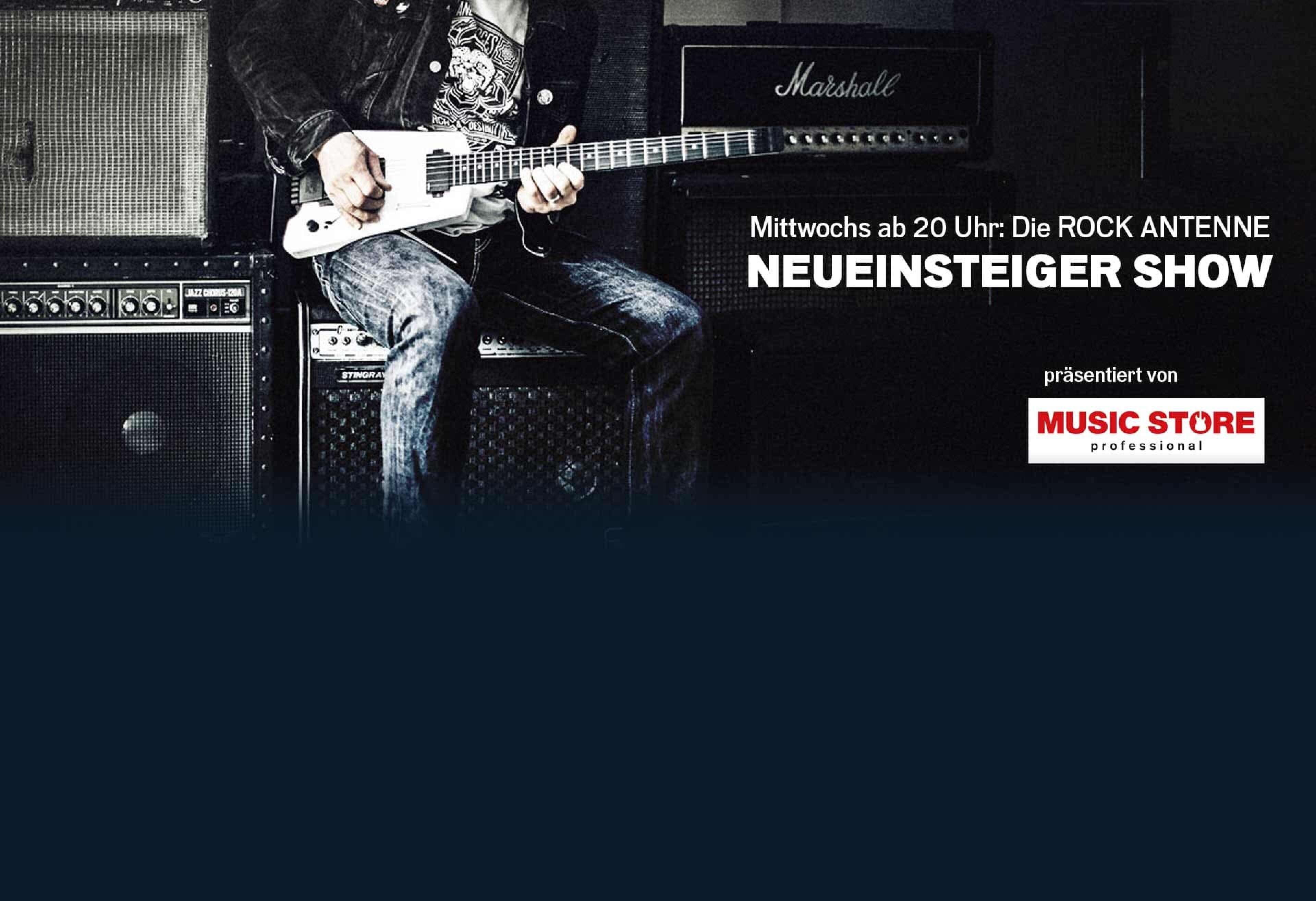 Bildausschnitt eines jungen Mannes, der auf einem Verstärker sitzt und Gitarre spielt, dazu der Text: "Mittwochs ab 20 Uhr: Die ROCK ANTENNE NEUEINSTEIGER SHOW, präsentiert von Music Store Professional"