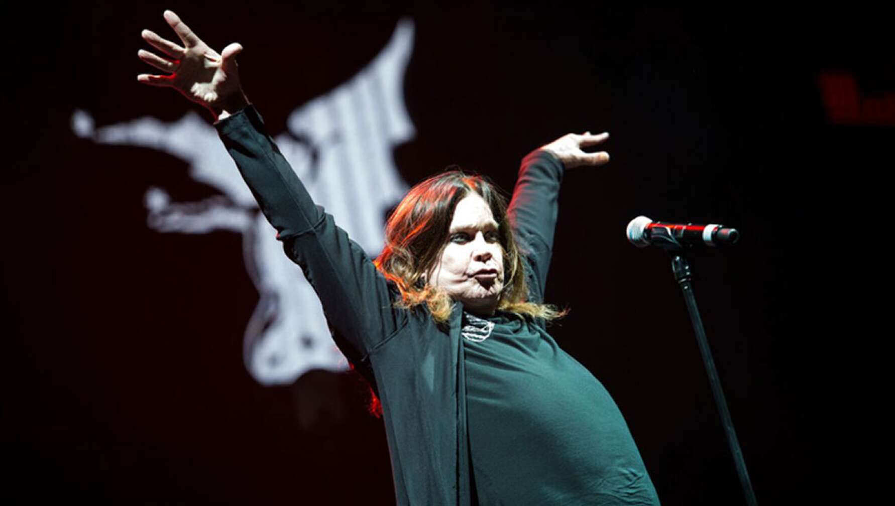 Ozzy on stage mit ausgebreiteten Armen