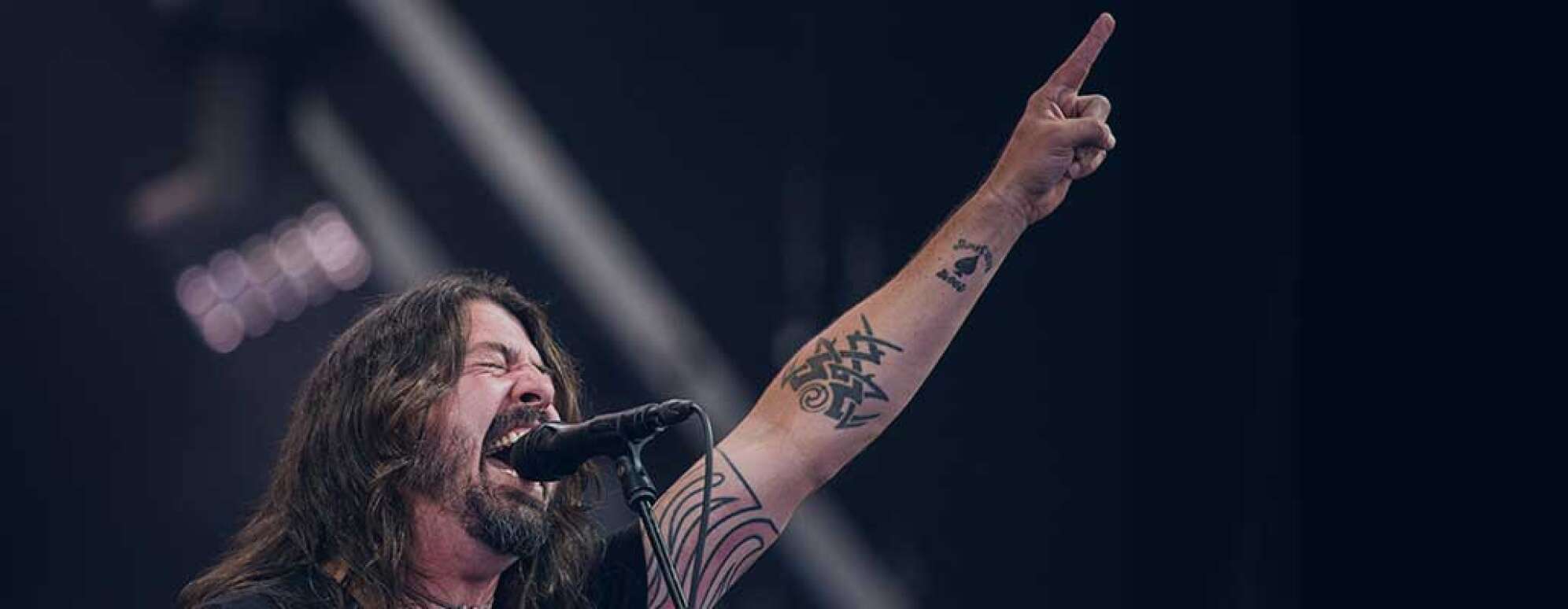 Dave Grohl schreit in ein Mikrofon