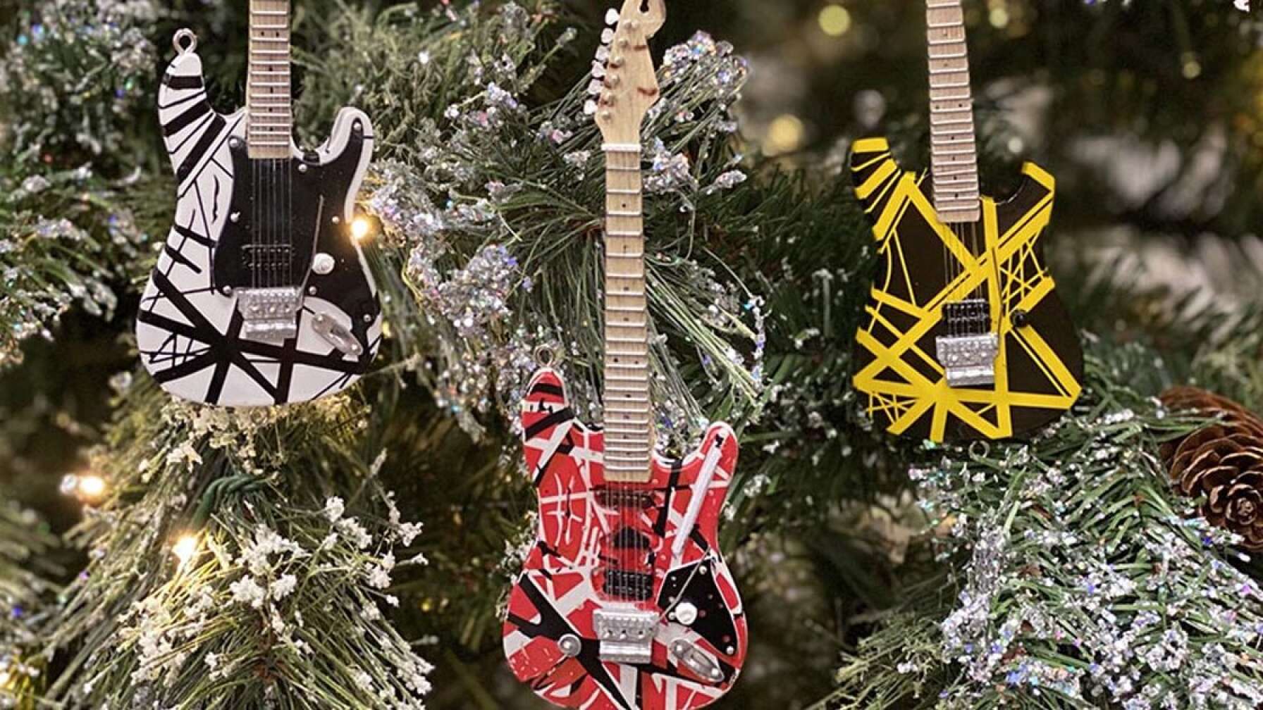Gitarren an einem Weihnachtsbaum