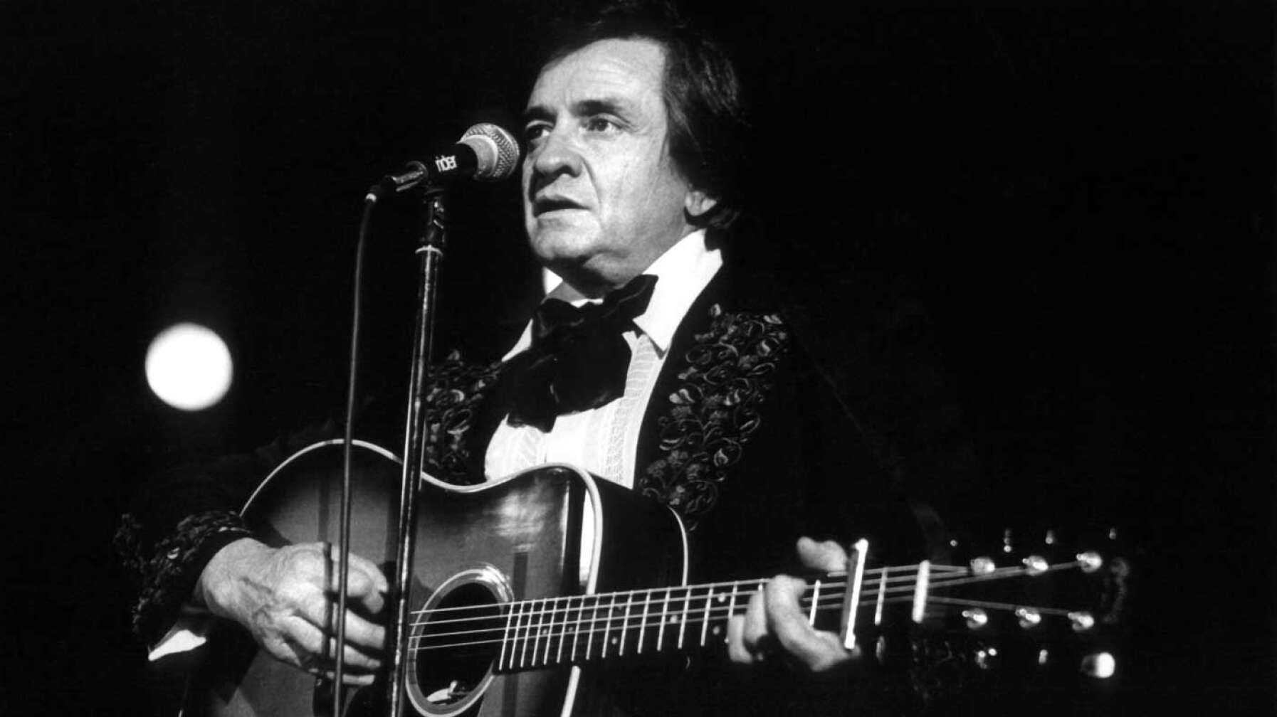 Johnny Cash on stage mit Gitarre