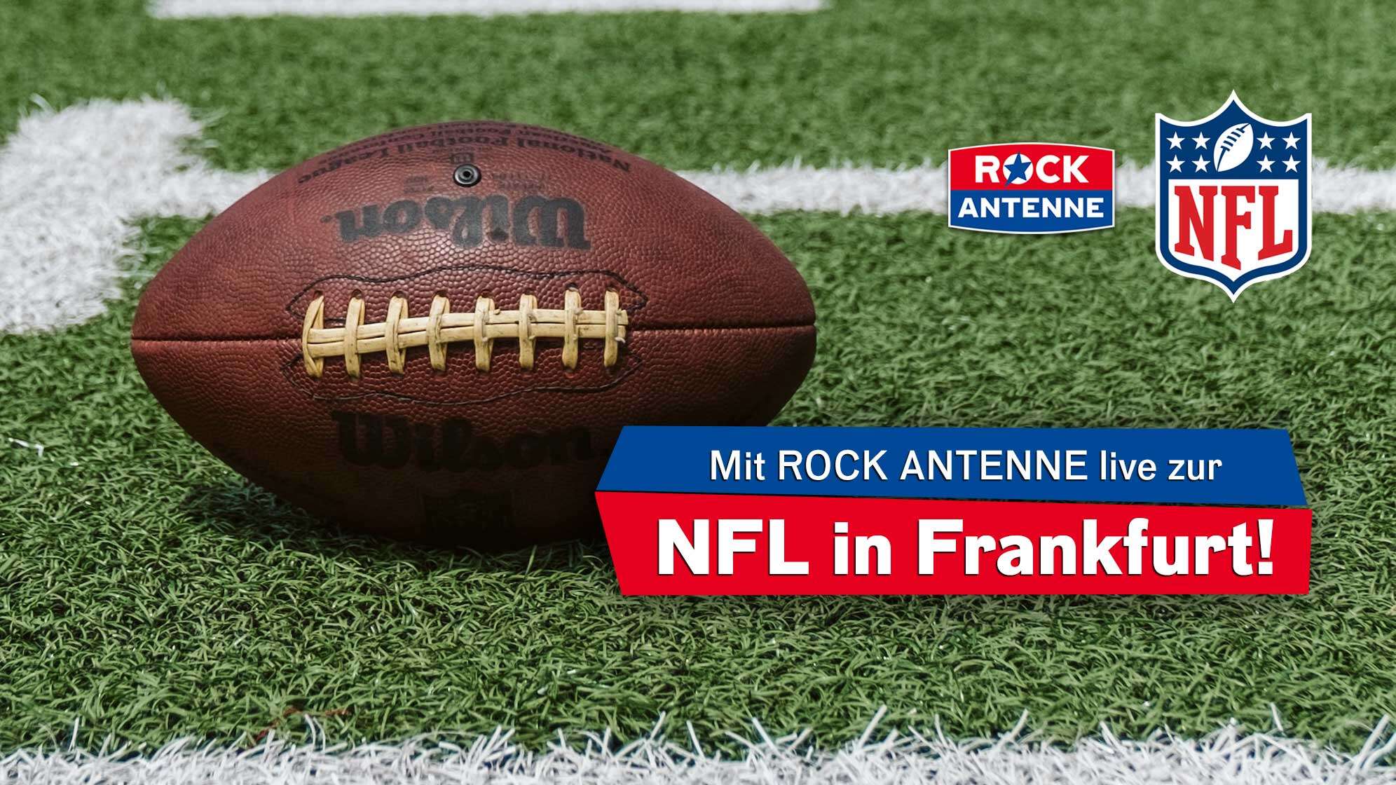 Bild eines Footballs auf dem Rasen, Text "mit ROCK ANTENNE live zur NFL in Frankfurt" und die Logos von ROCK ANTENNE und der NFL