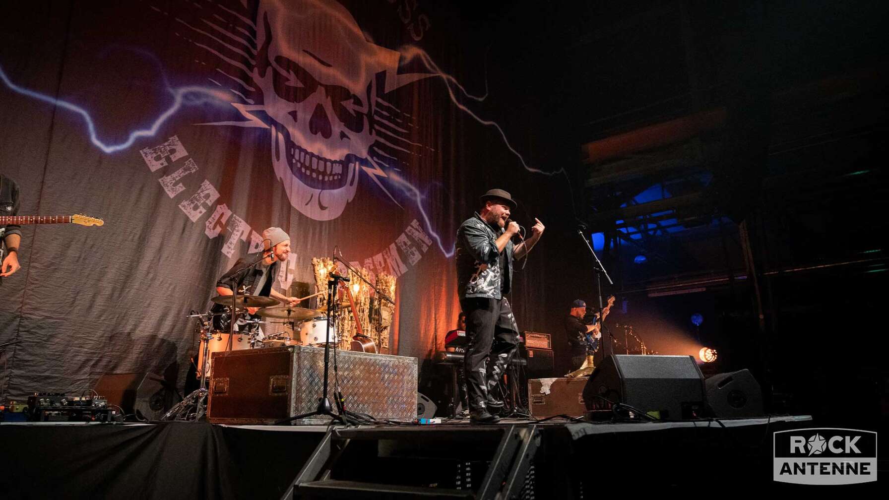 Ein Konzertfoto der Hamburger Bluesrock Band Wellbad live in München als Vorband von THE BOSS HOSS am 22.10.2023