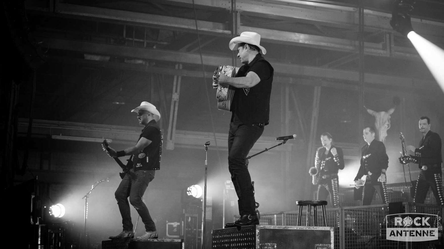 Ein Konzertfoto der Berliner Country Rock Band THE BOSS HOSS live im Zenith München am 22.10.2023