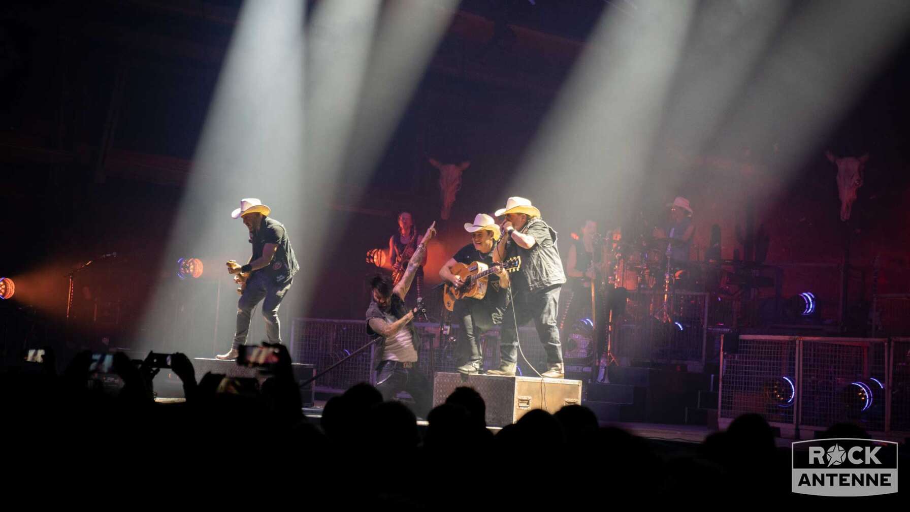Ein Konzertfoto der Berliner Country Rock Band THE BOSS HOSS live im Zenith München am 22.10.2023