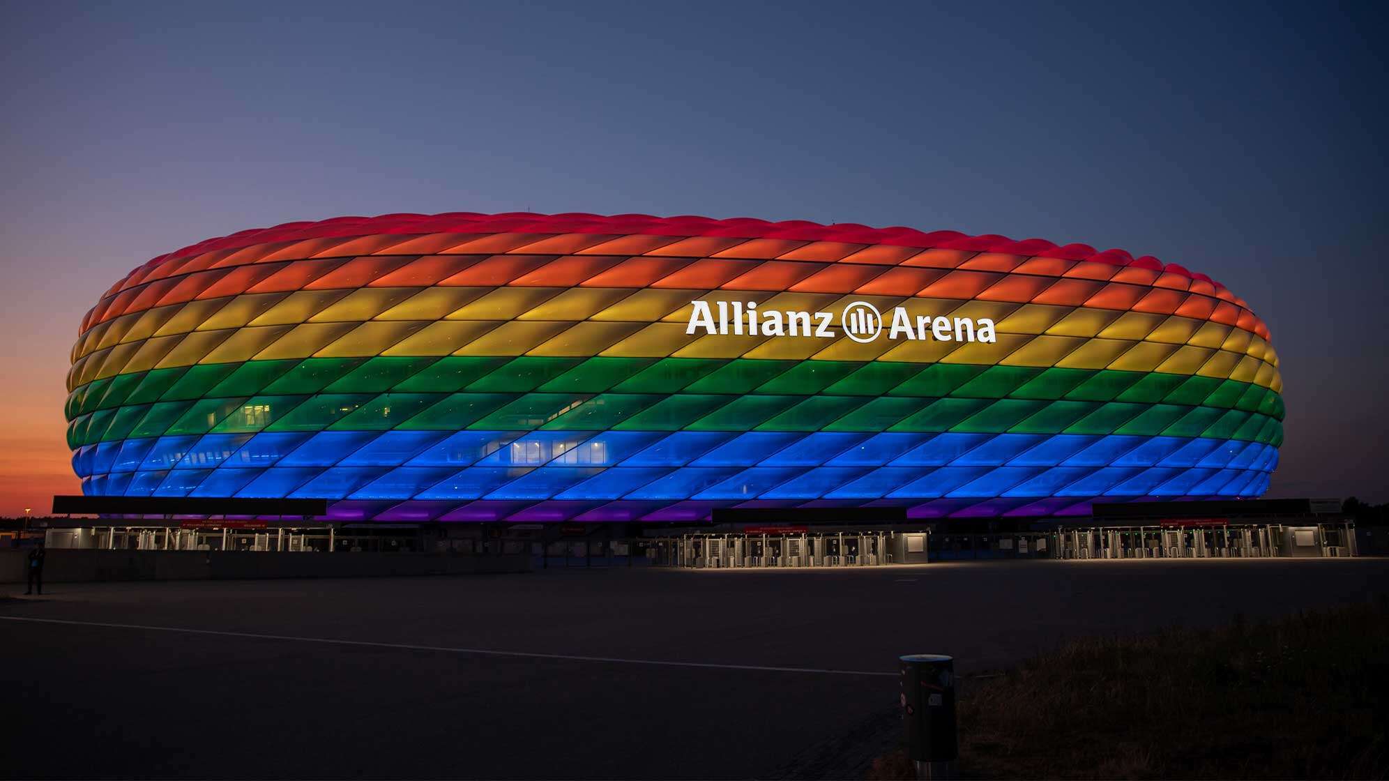 Die Allianz Arena wird bunter - sie leuchtet in Regenbogenfarben am Christopher Street Day