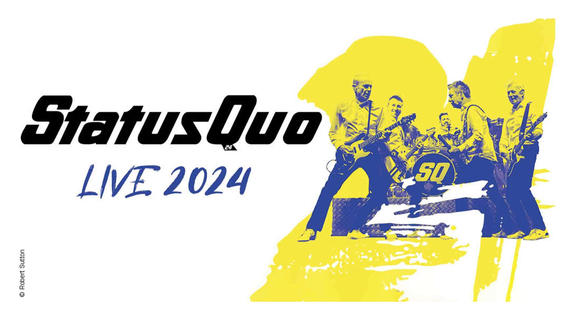 Die Band Status Quo mit ihren Instrumenten und der Schriftzug: "Status Quo Live 2024"
