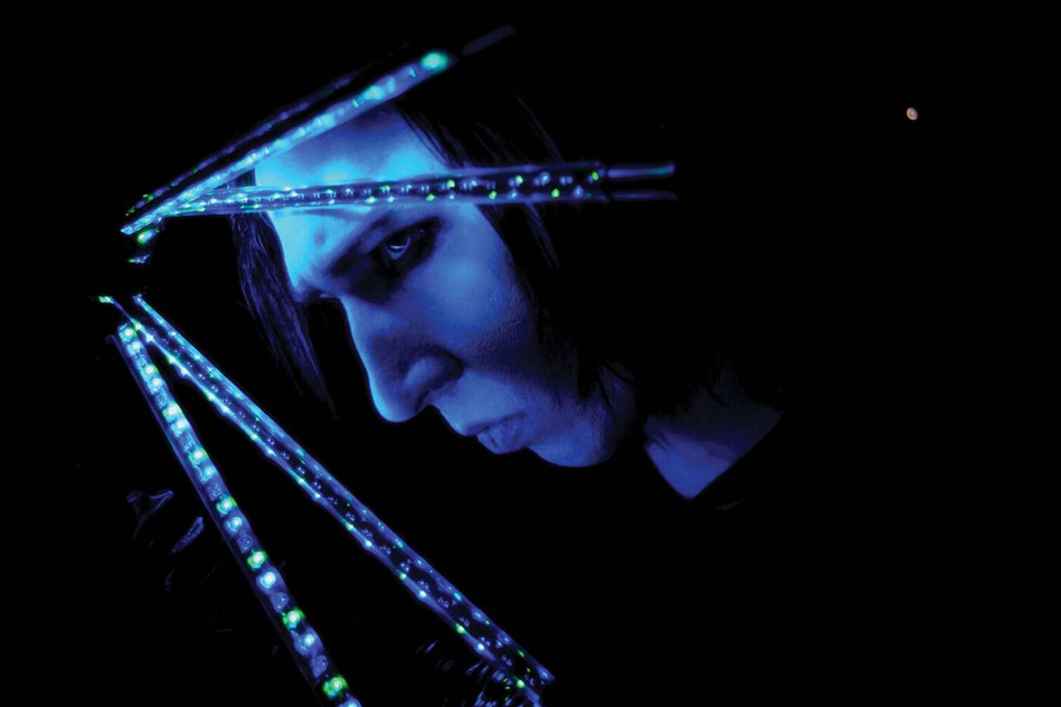 Marilyn Manson angeleuchtet von blauen LED-Streifen