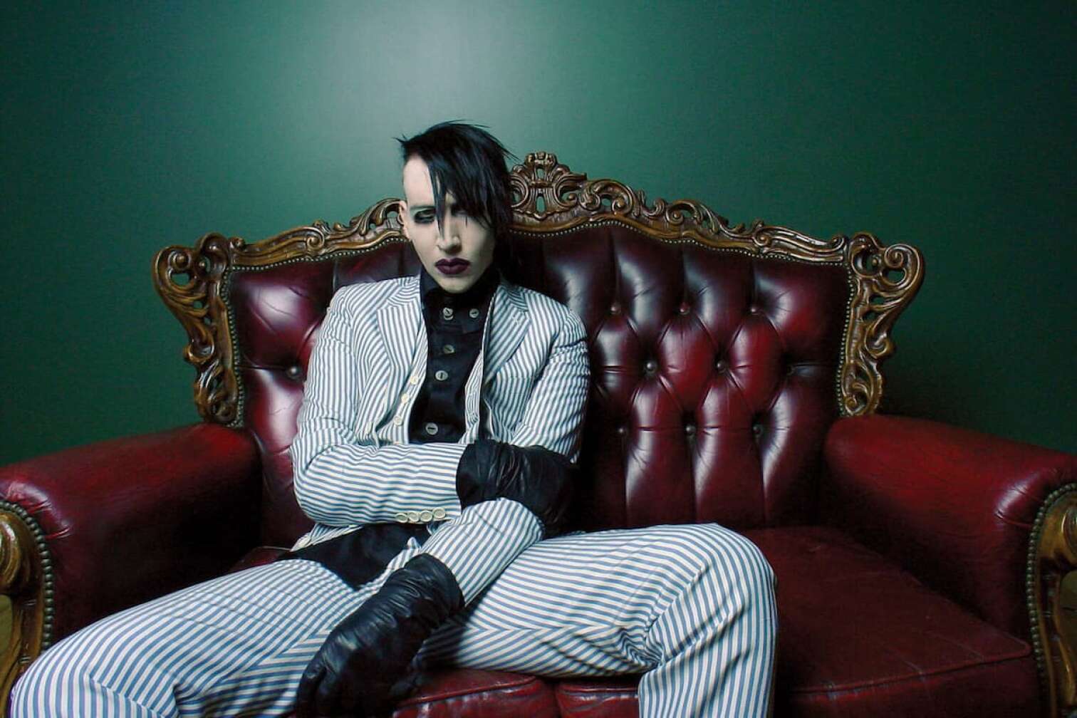 Marilyn Manson sitzend auf einer Couch