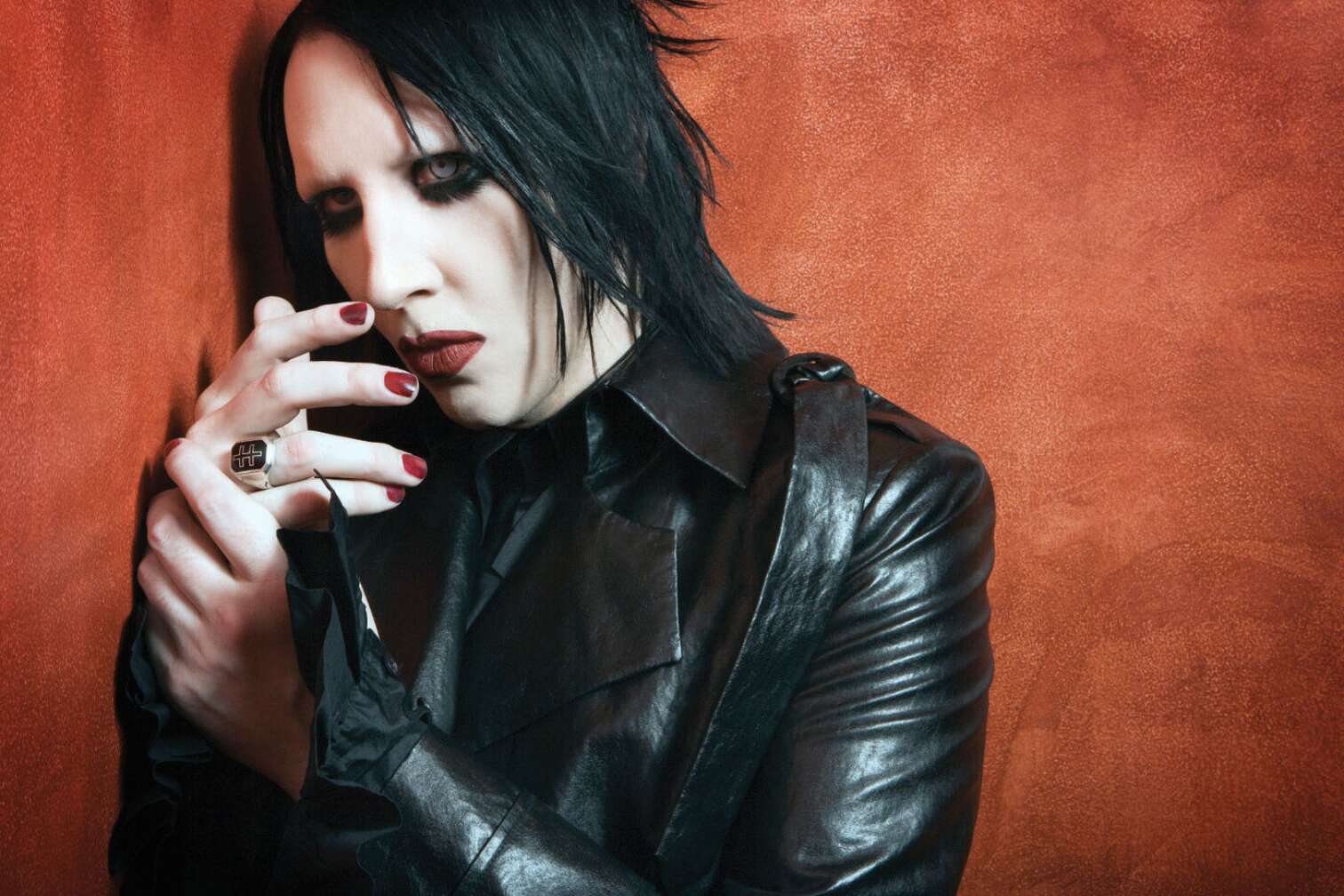 Marilyn Manson vor rotem Hintergrund