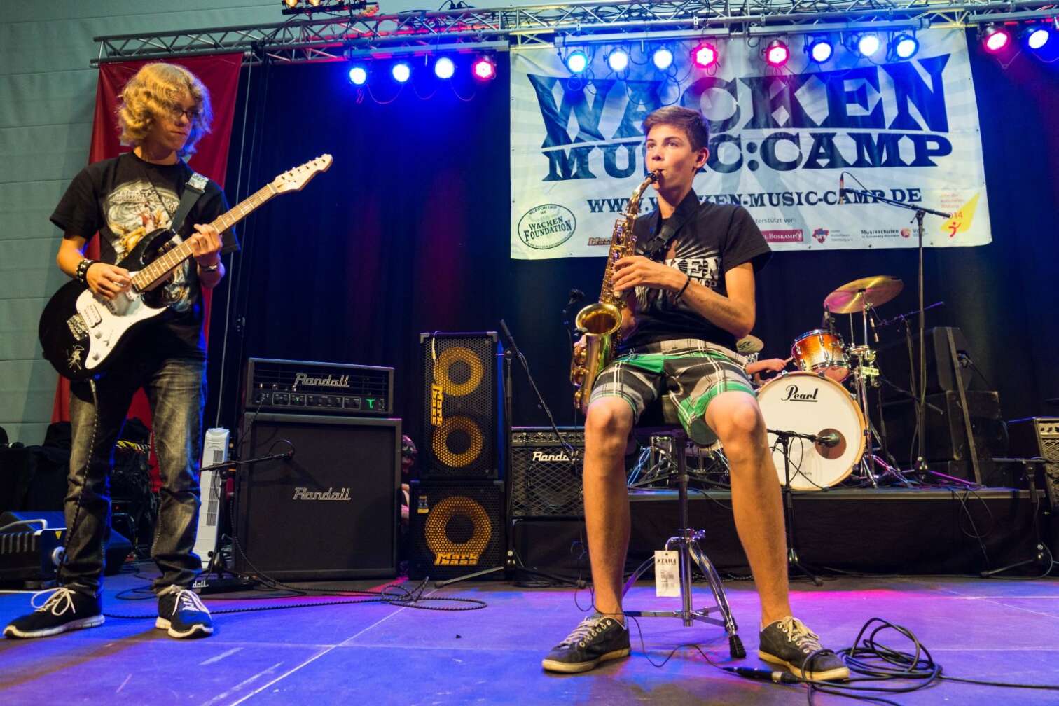 Foto der Teilnehmer des Wacken:Music:Camp auf der Bühne