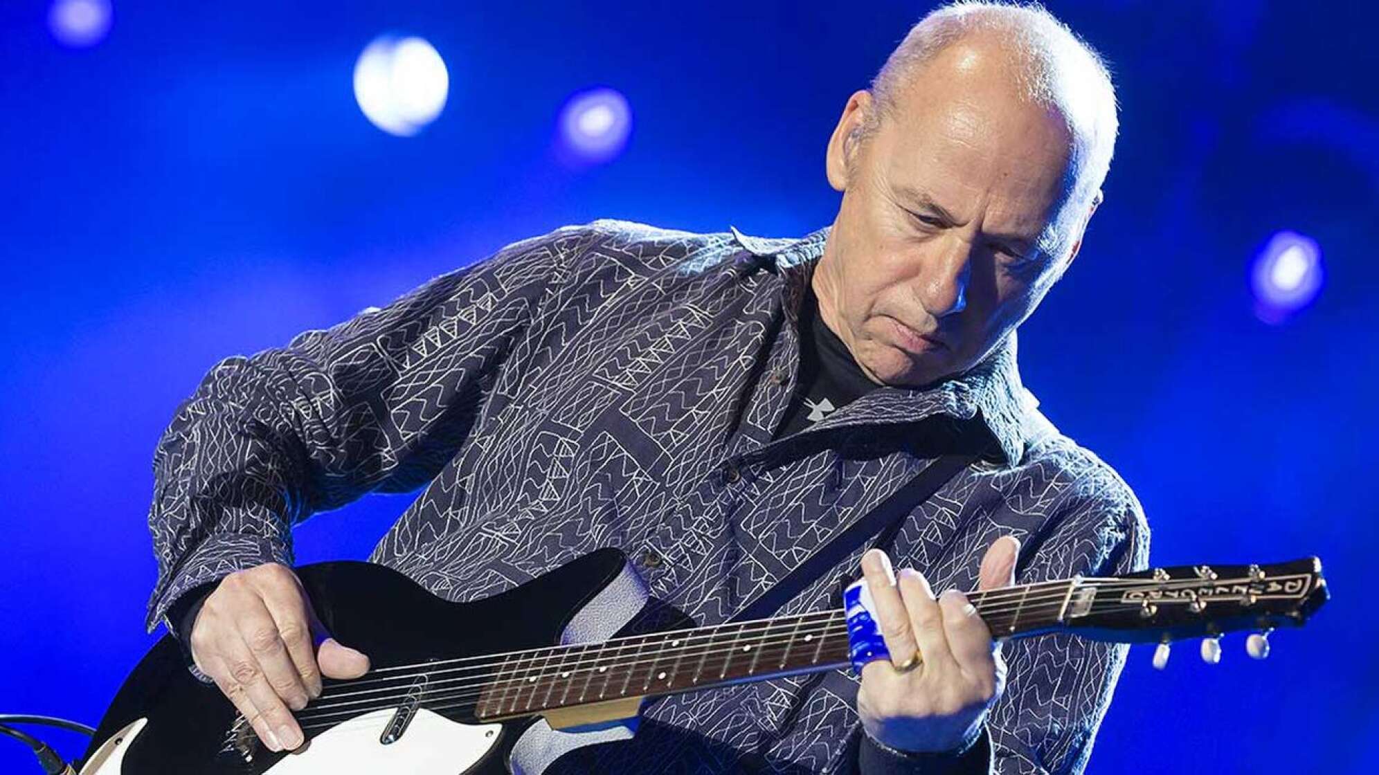 Mark Knopfler spielt Gitarre