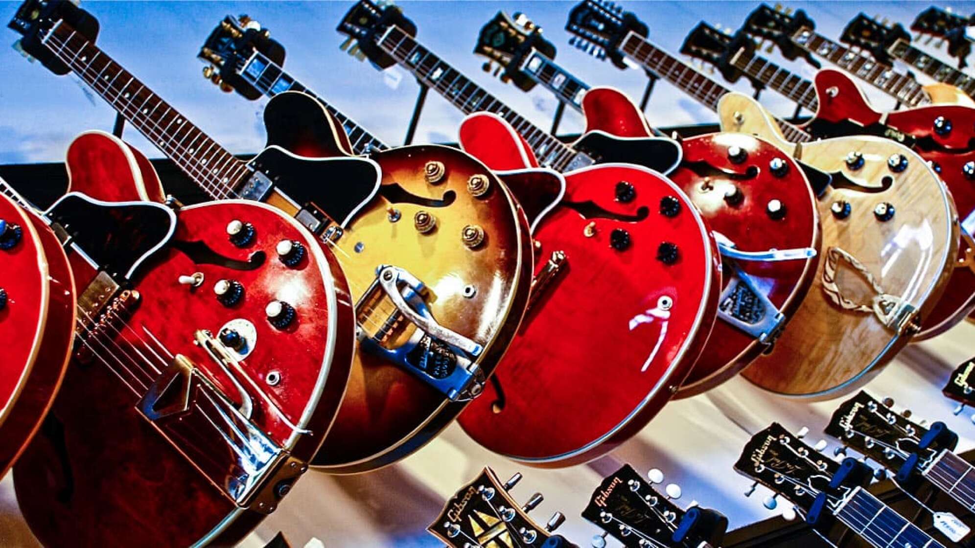 Mehrere Gitarren.