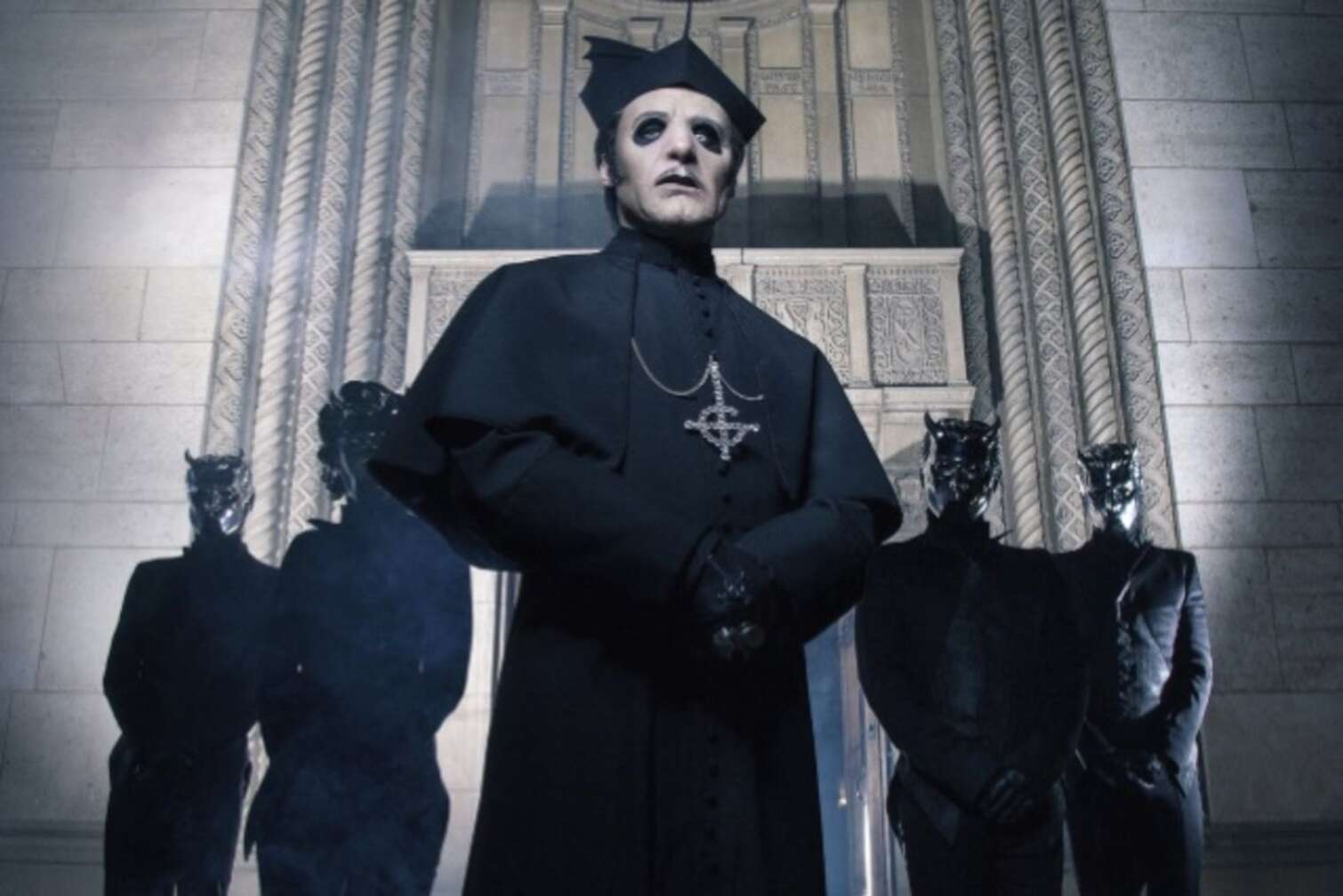 Ghost Gruppenfoto vor einem imposanten Eingang