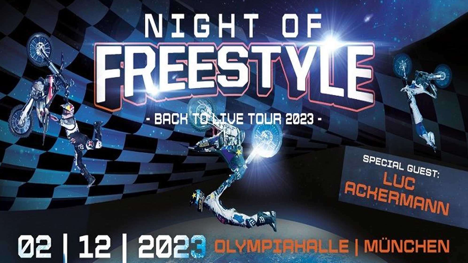 Motocrossfahrer schweben in der Luft bei einem Stunt - Night of Frees