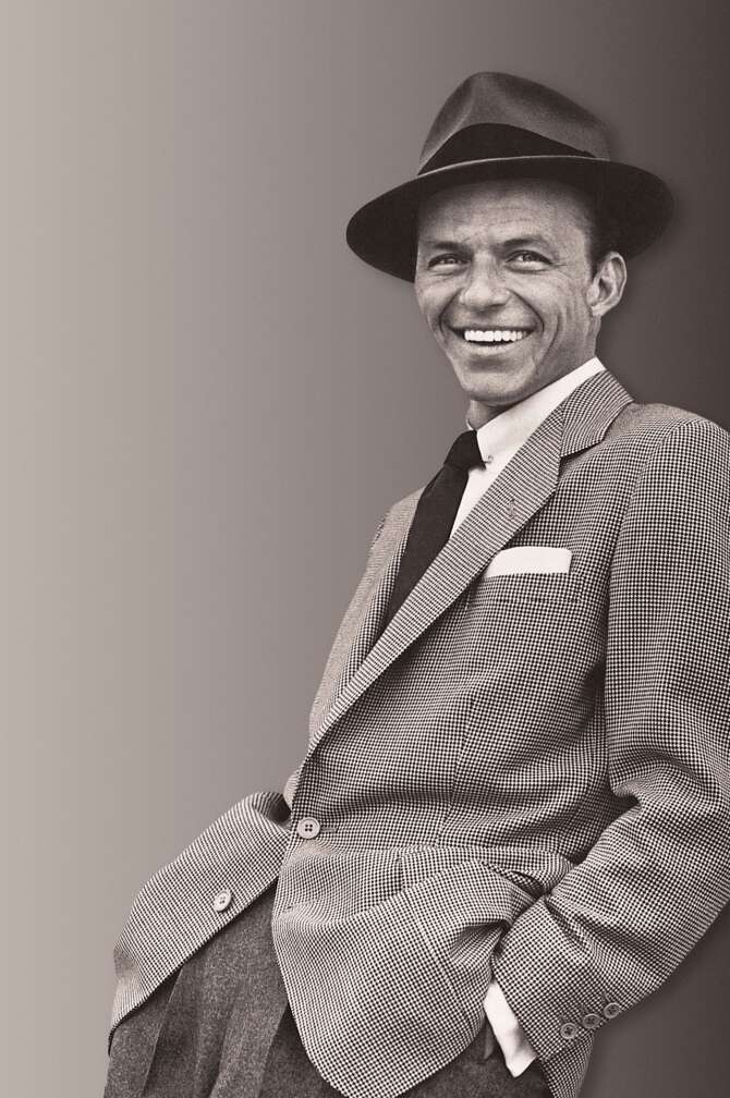 Frank Sinatra an einer Wand angelehnt