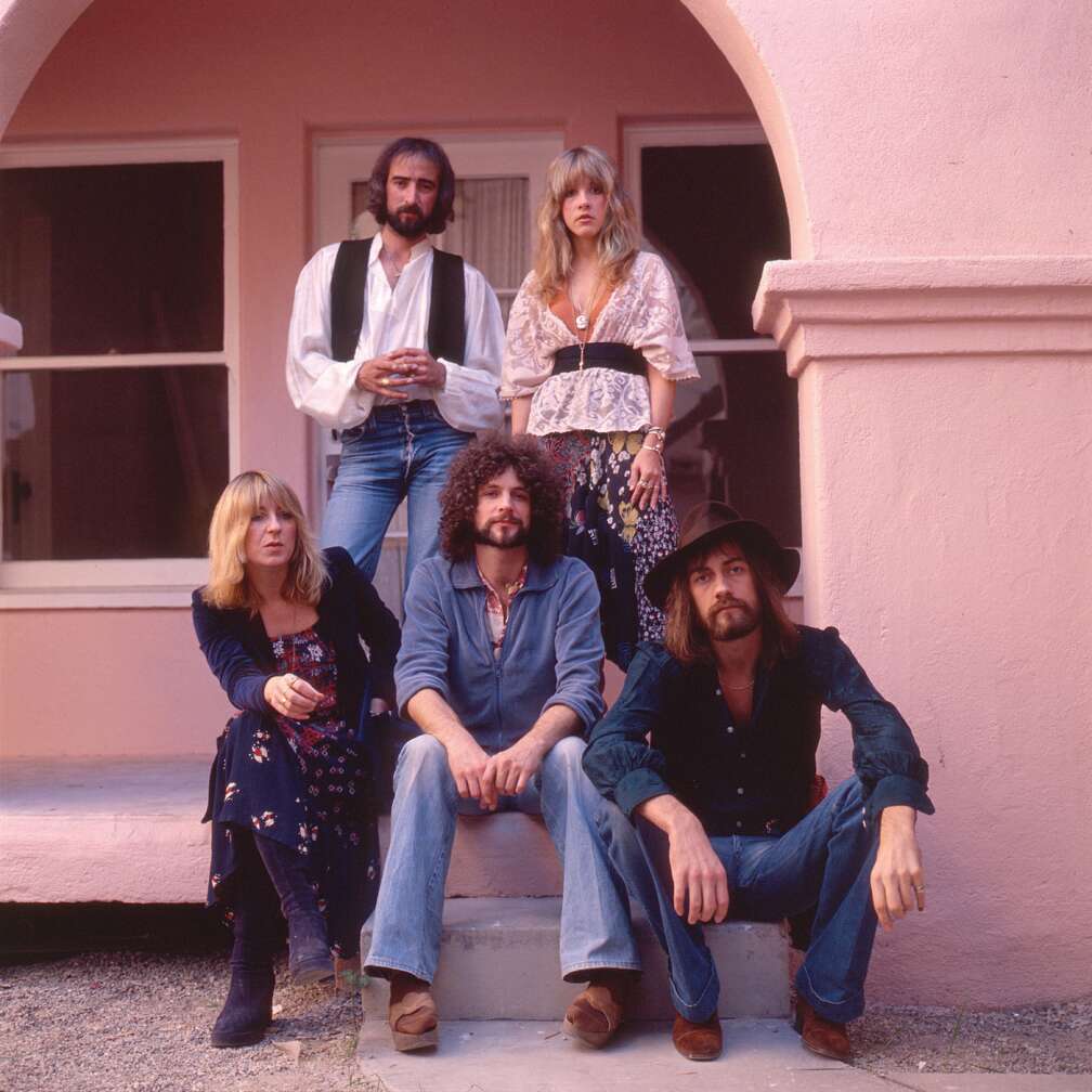 Fleetwood Mac Gruppe auf einer Stufe sitzend