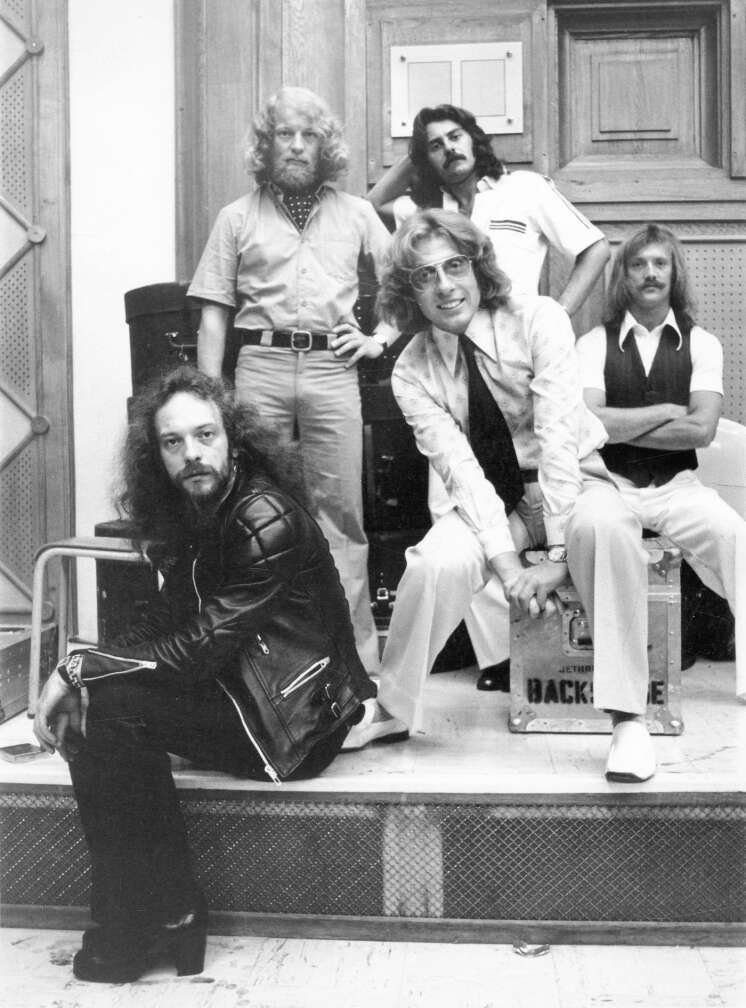 Jethro Tull Group Schwarz Weiß am Boden sitzend