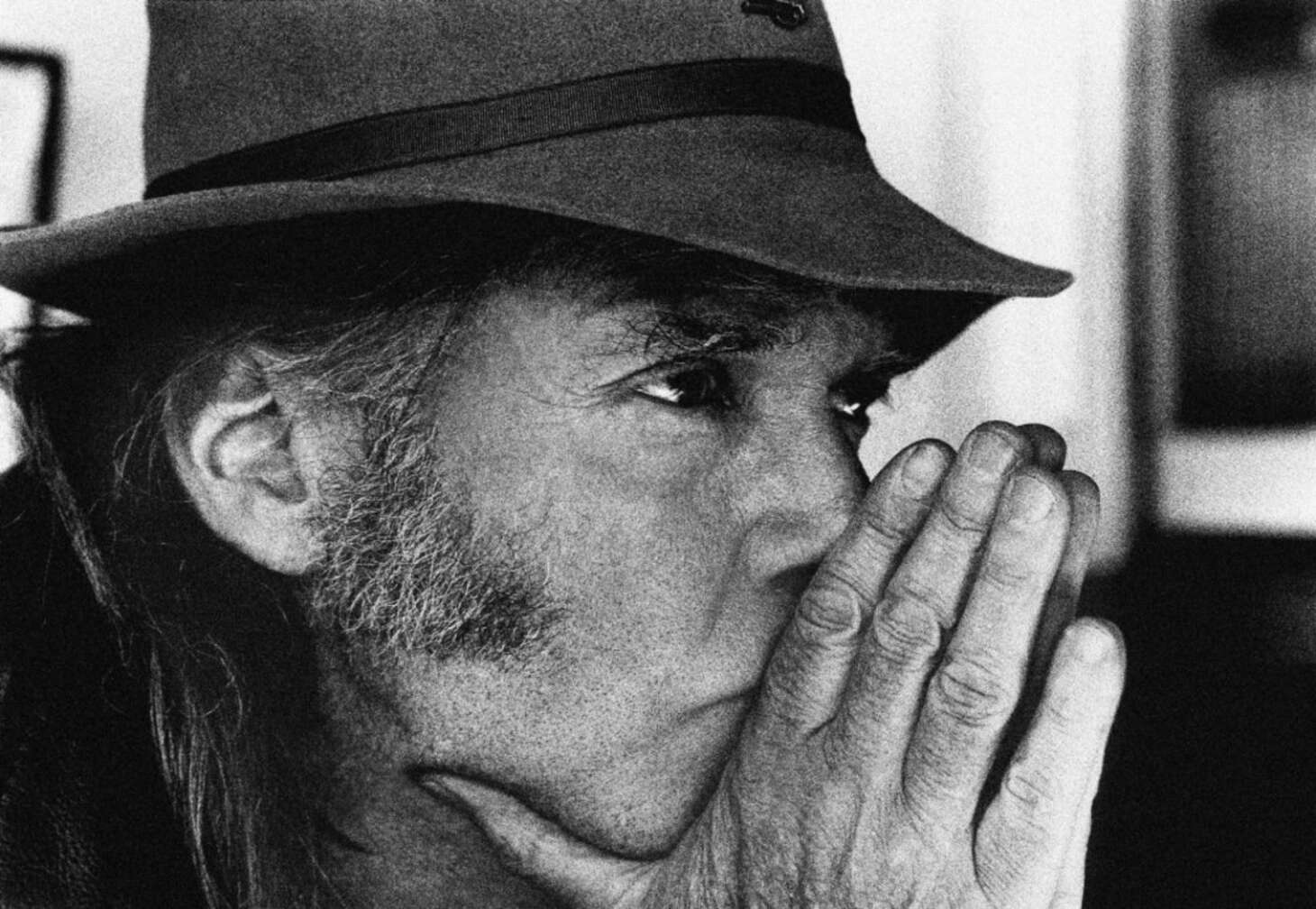 Neil Young überlegend im Portrait