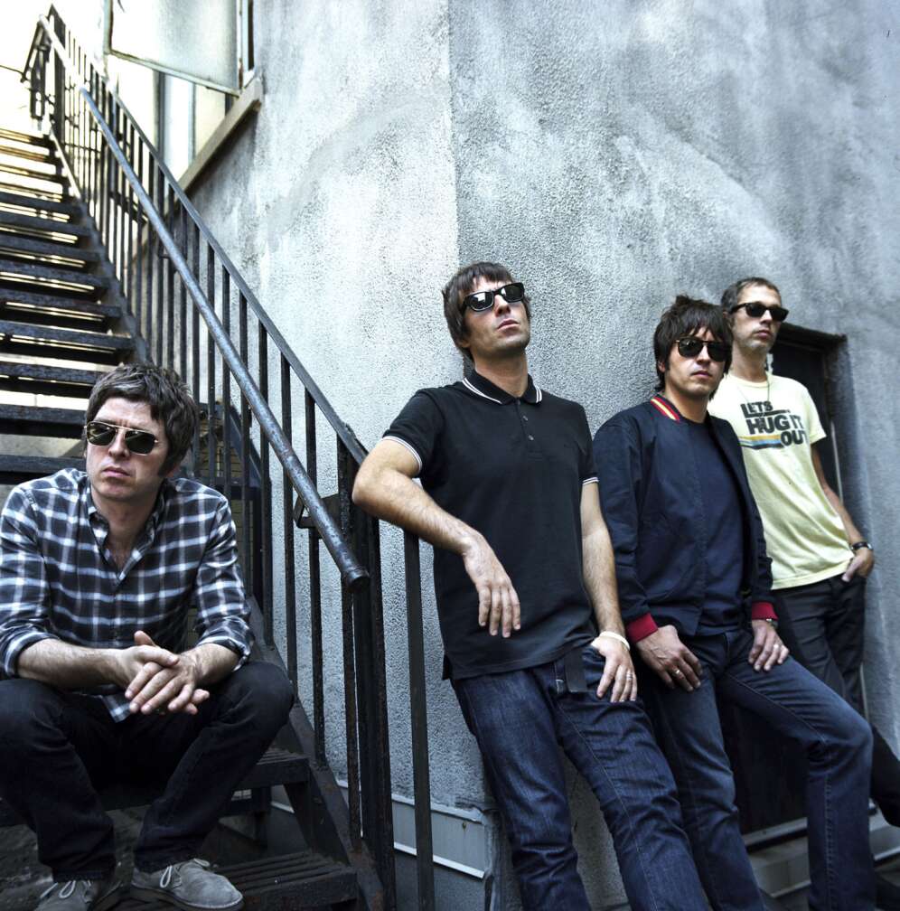 Oasis Band lehnend an einer Hauswand