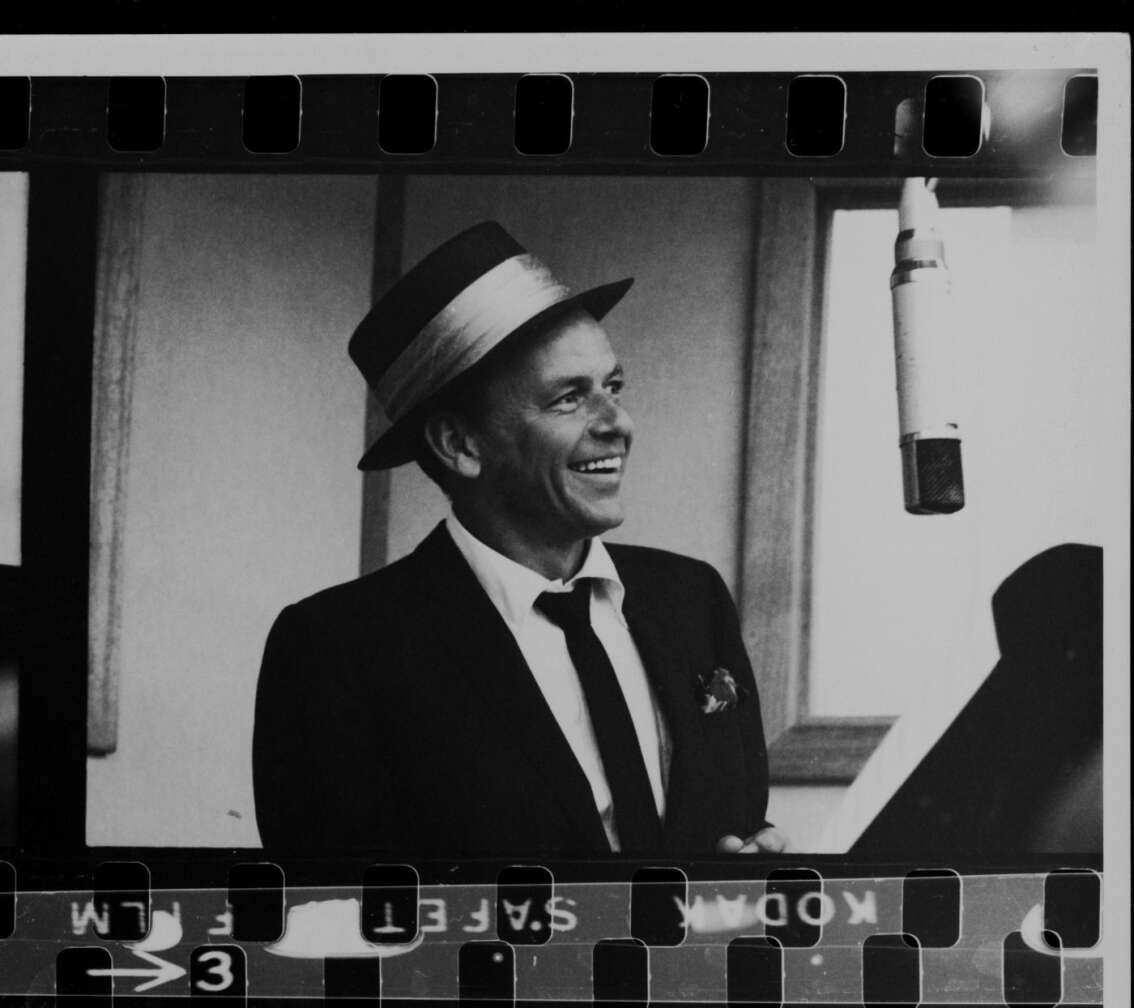 Frank Sinatra lächelnd auf einem Fotofilm in Schwarz Weiss