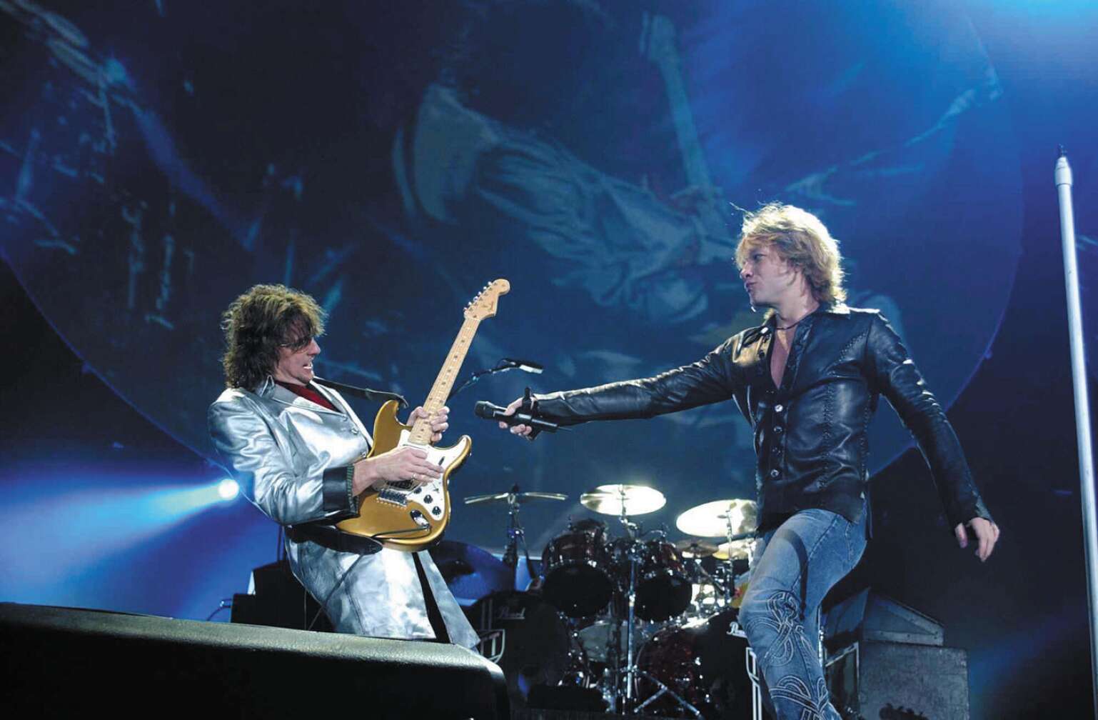 Bon Jovi auf der Bühne am Singen und mit Gitarre