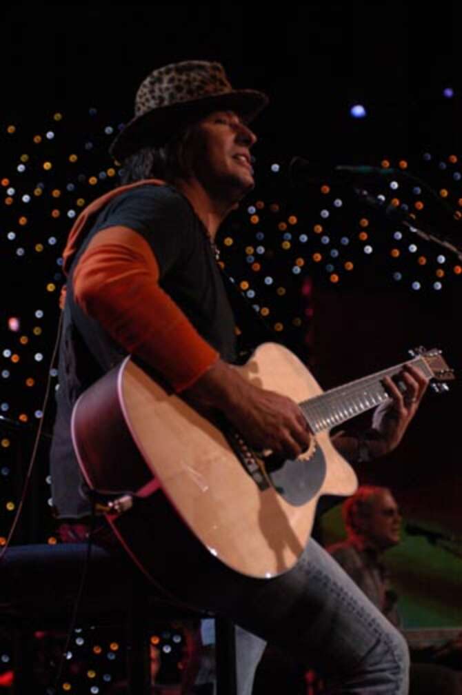 Bon Jovi auf der Bühne am Gitarre spielen