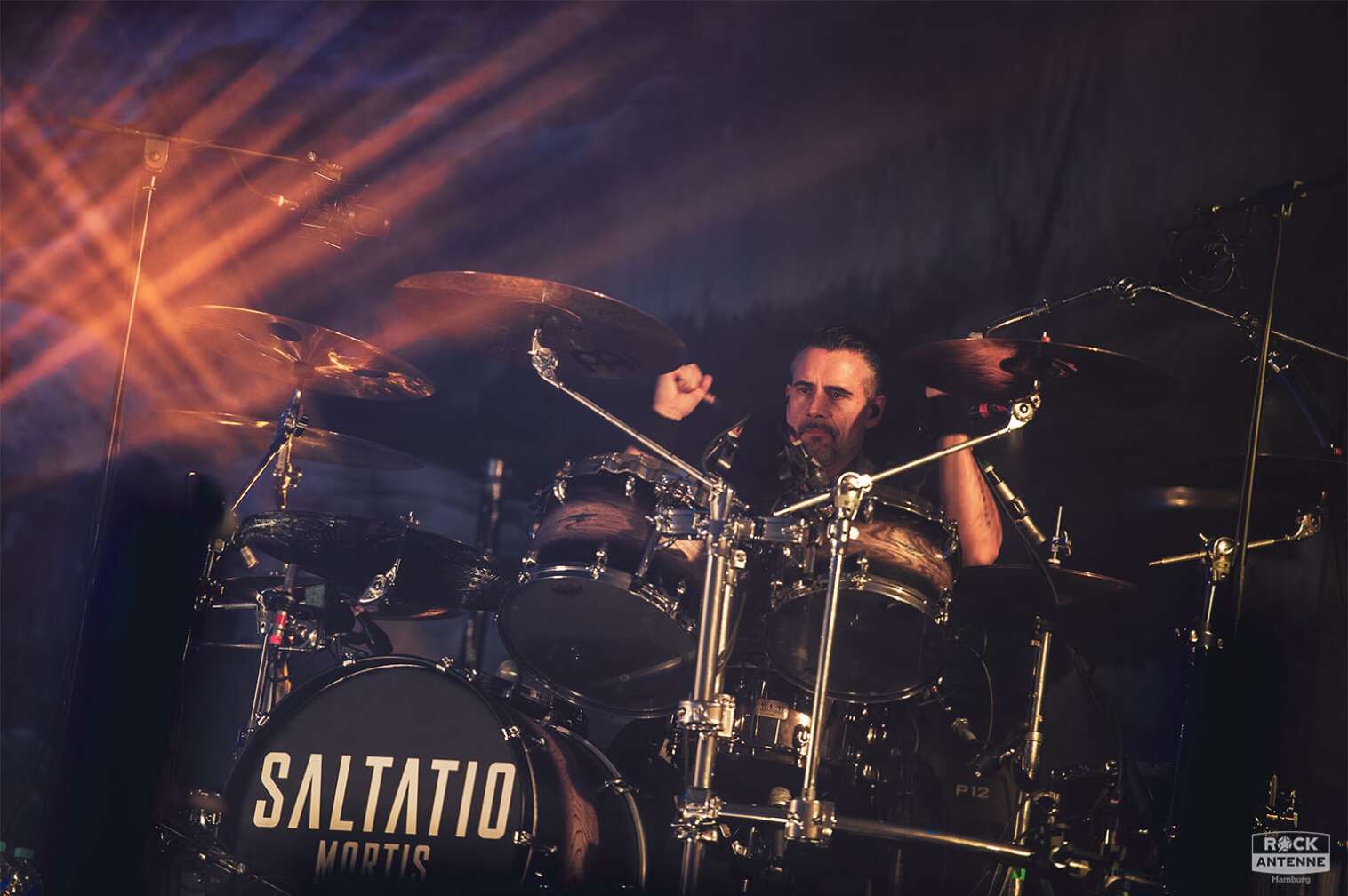 Ein Konzertfoto der Karlsruher Mittelalter Rock/Folk Metal Band SALTATIO MORTIS live in der Sporthalle Hamburg am 22.11.2023