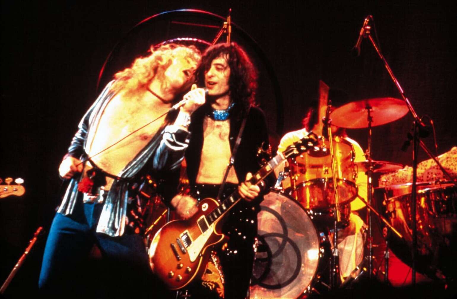 Foto von Led Zeppelin auf der Bühne
