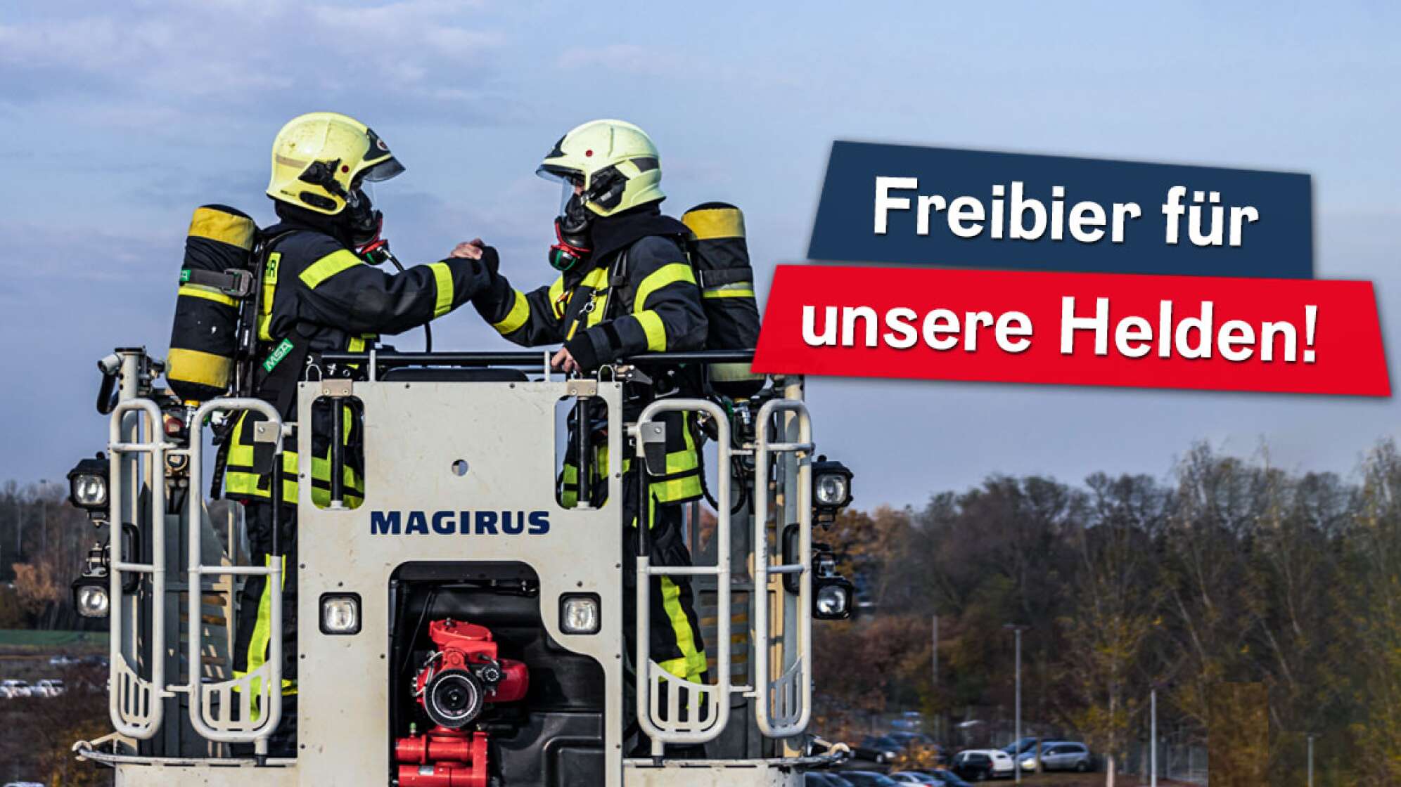 Zwei Feuerwehrmänner auf einer Drehleiter