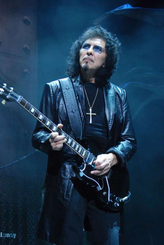 Tommy Iommi spielt Gitarre